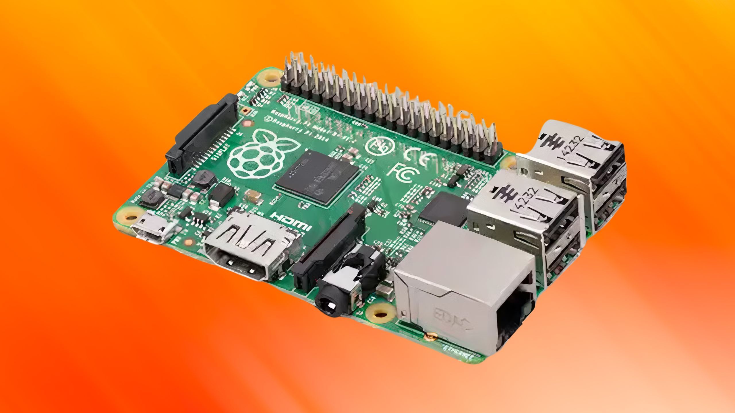 Raspberry Pi 4 Model B در پس زمینه نارنجی.