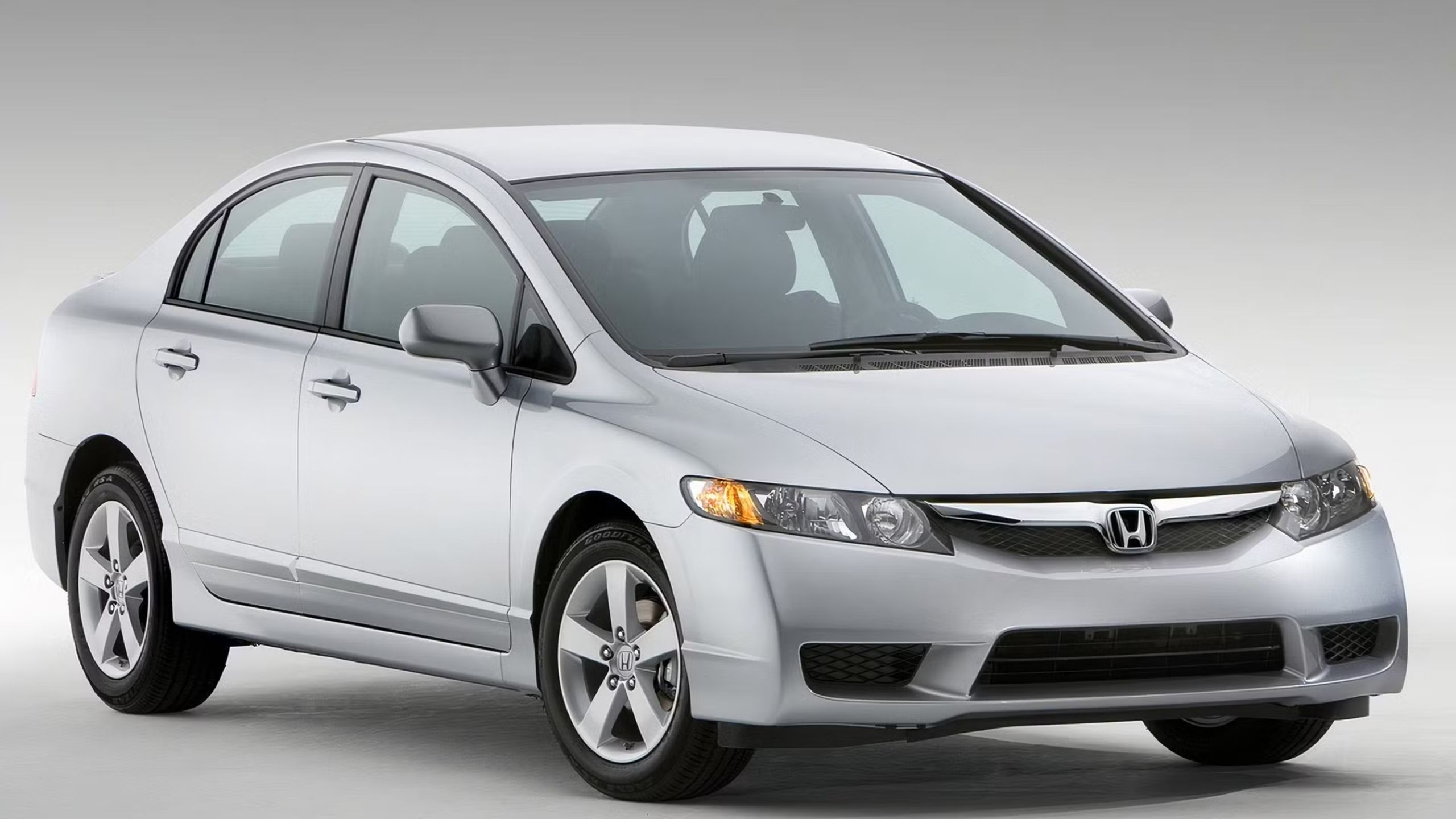 نمای سه ماهه جلو از هوندا سیویک 2009