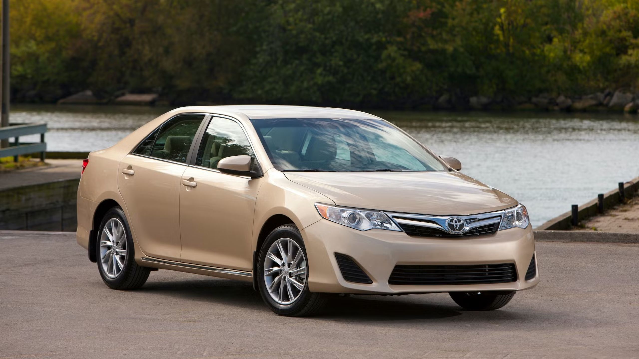 نمای چهارم جلو از تویوتا کمری 2012