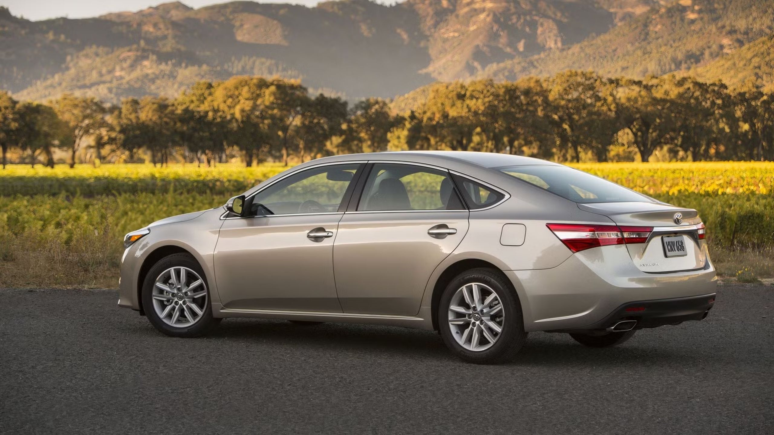 نمای سه ماهه عقب از تویوتا Avalon 2013