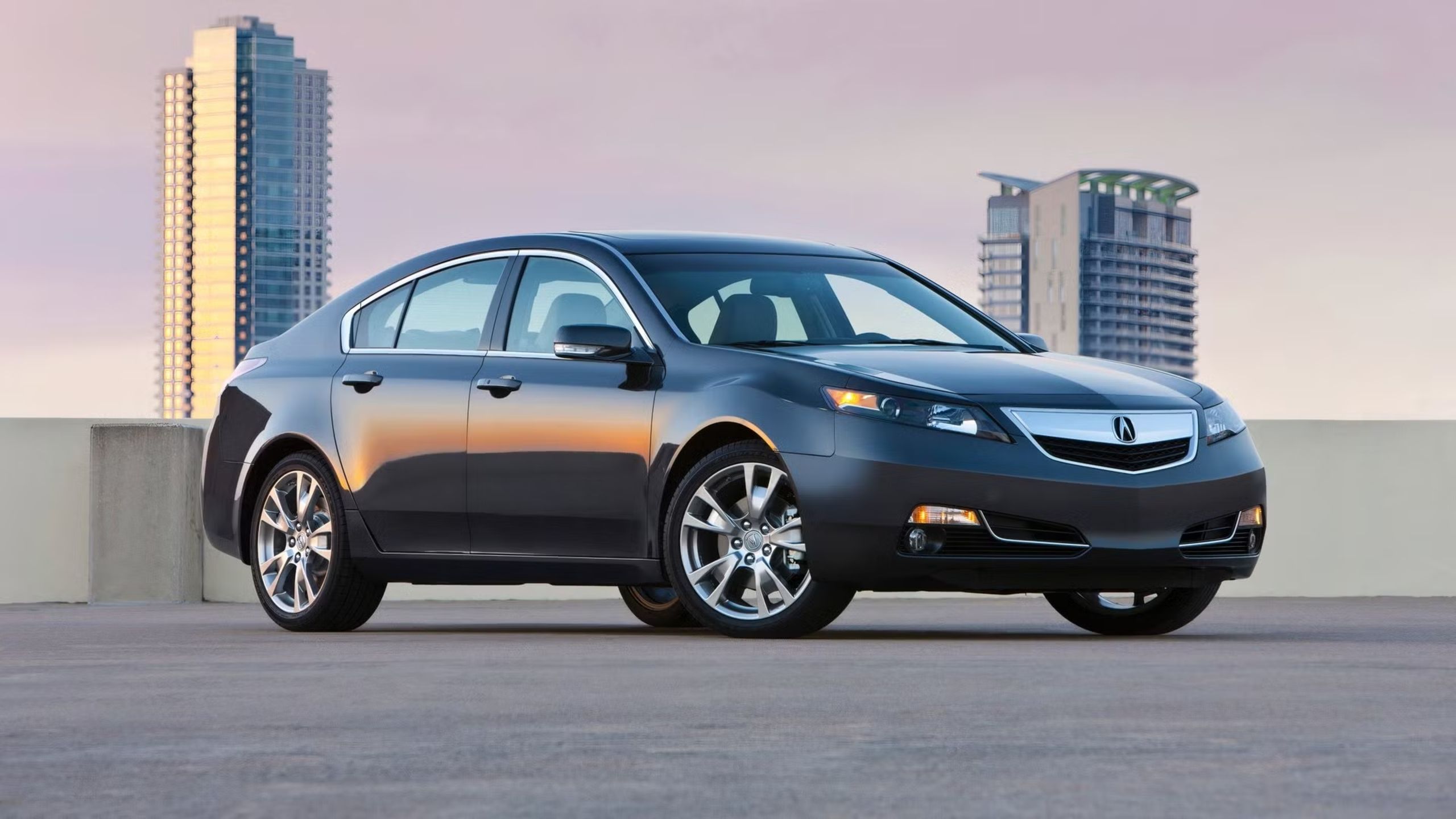 نمای سه ماهه جلو از Acura TL 2014