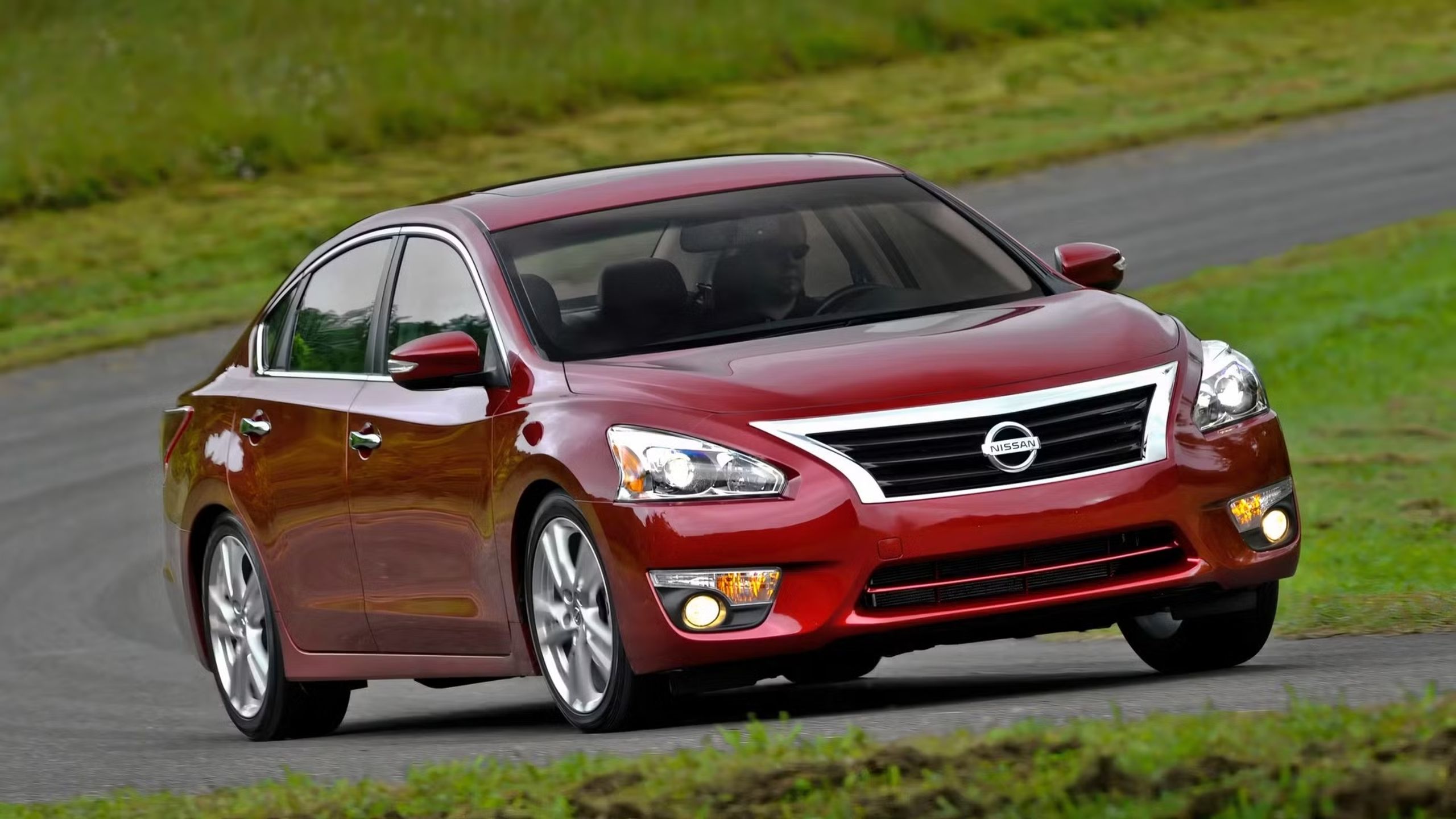 نمای سه ماهه جلو از نیسان آلتیما 2015