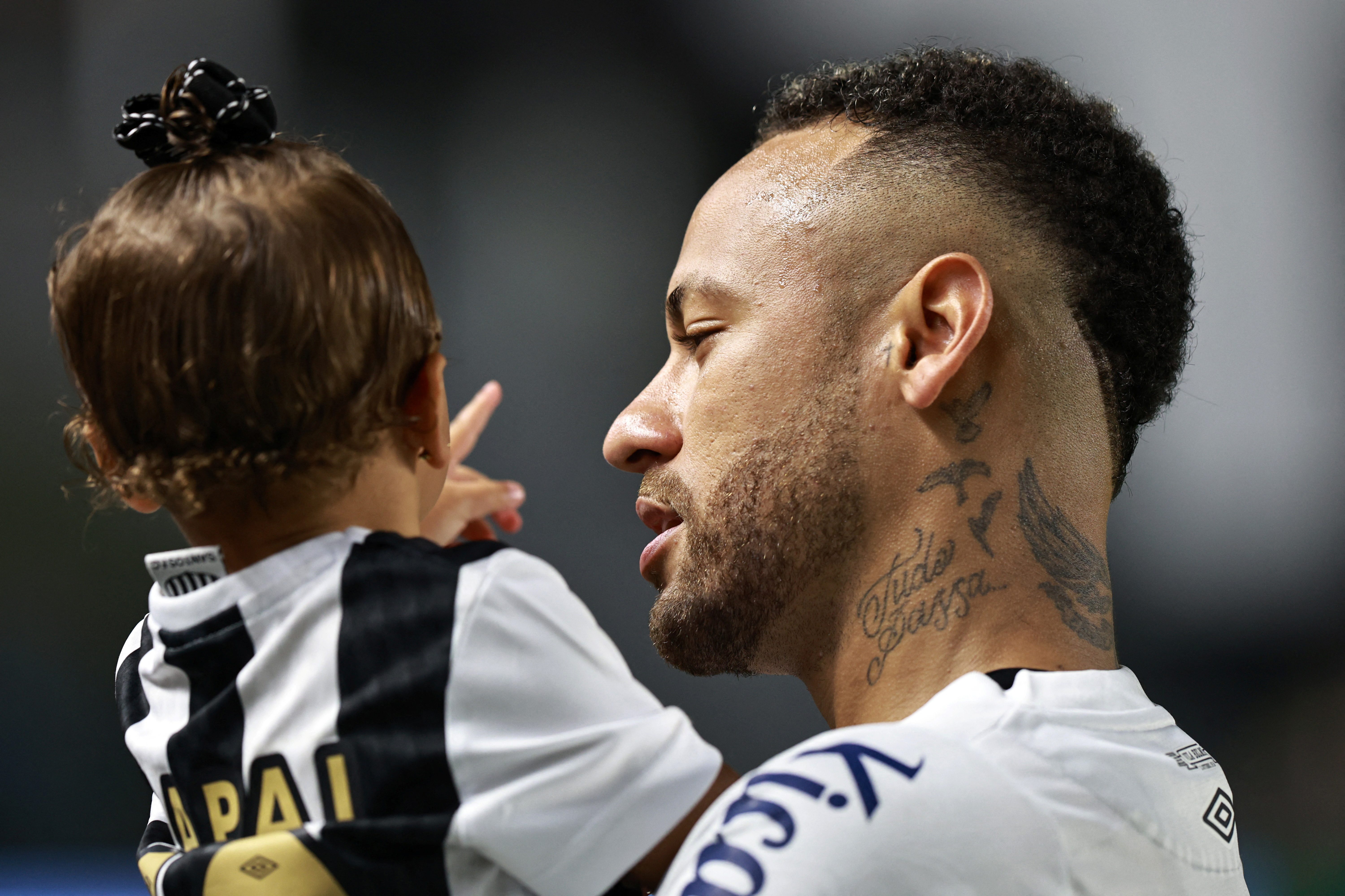 نیمار جونیور با هلنا Daugther. (Fernanda Luz/Reiters)