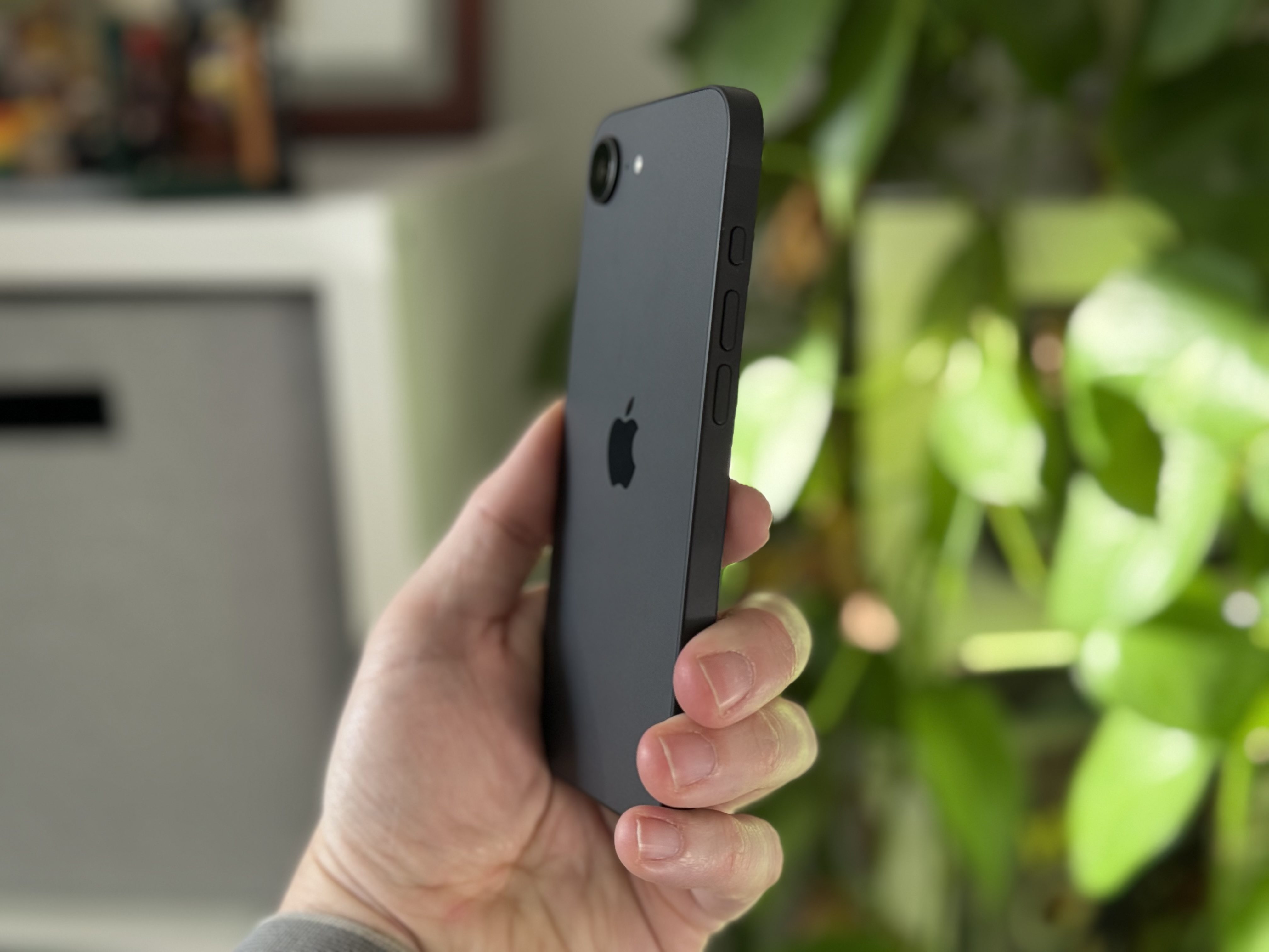 به جای یک آرایه سه دوربین ، اپل دو دوربین را در یک لنز پر کرده است.