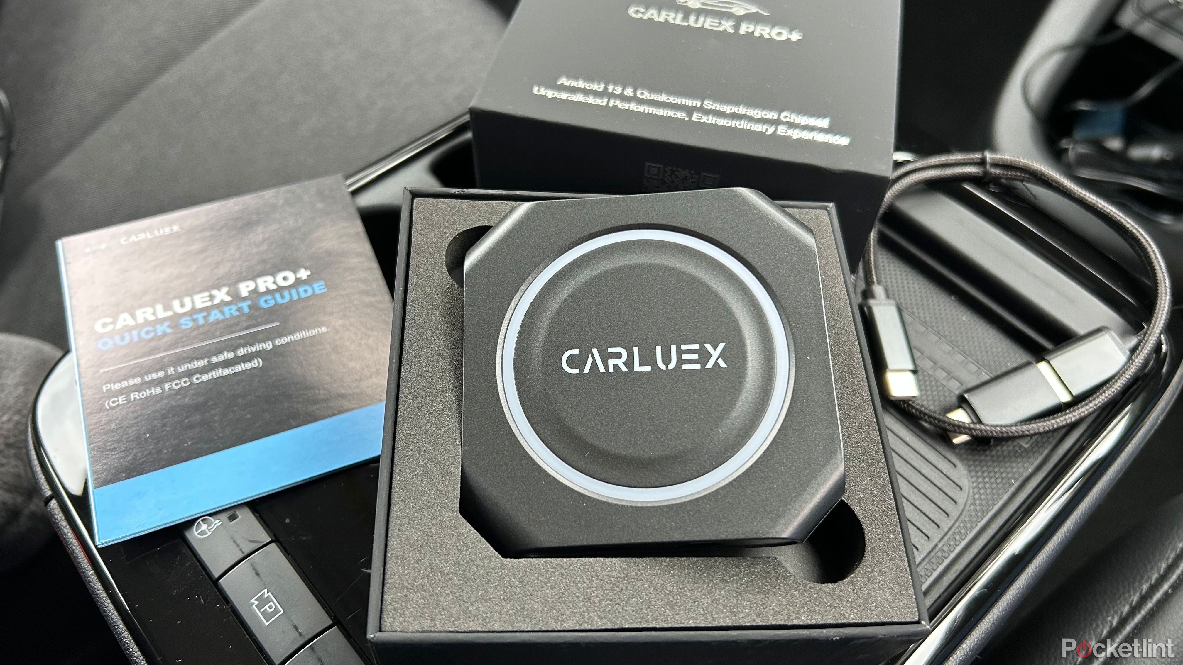 Carluex Pro+ در جعبه خود در یک کنسول مرکزی. 