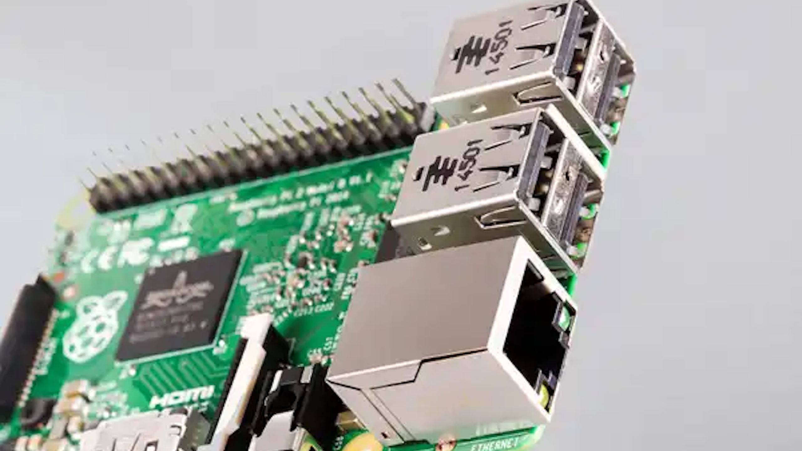 نزدیک بنادر Raspberry Pi 2 Model B.