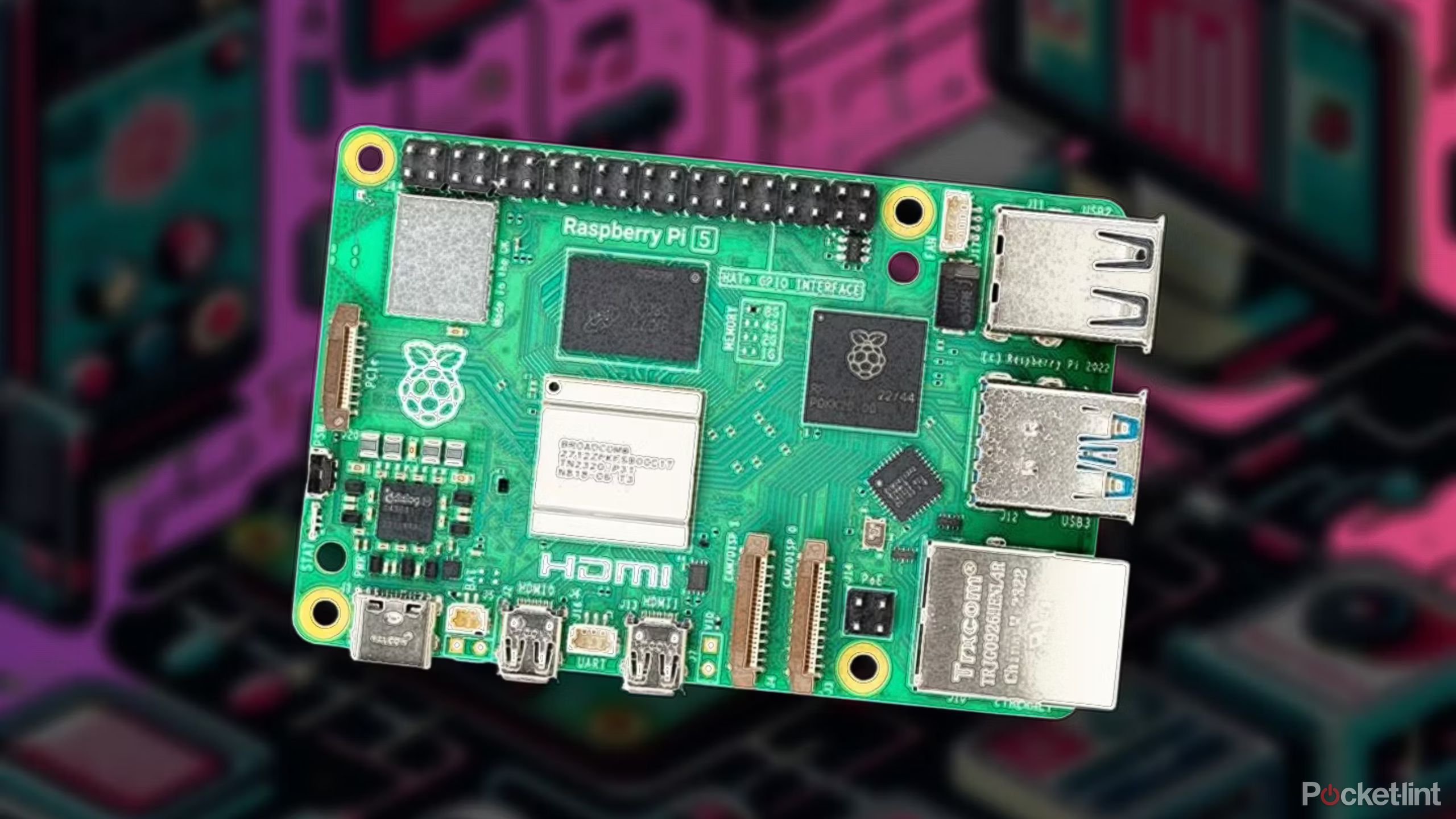 Raspberry Pi 5 در پس زمینه فنی.