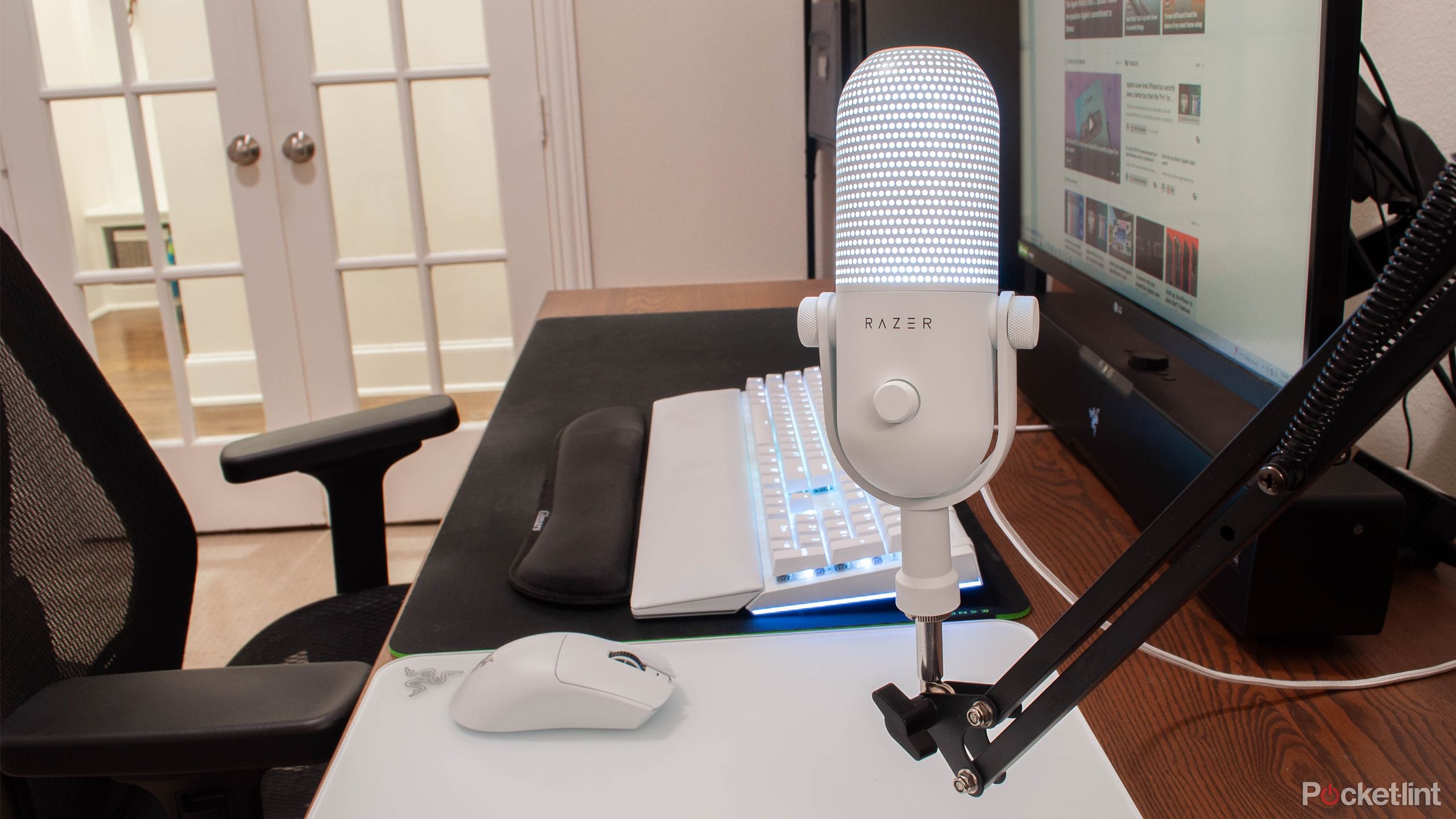 Razer Seiren V3 Chroma Hero Pic