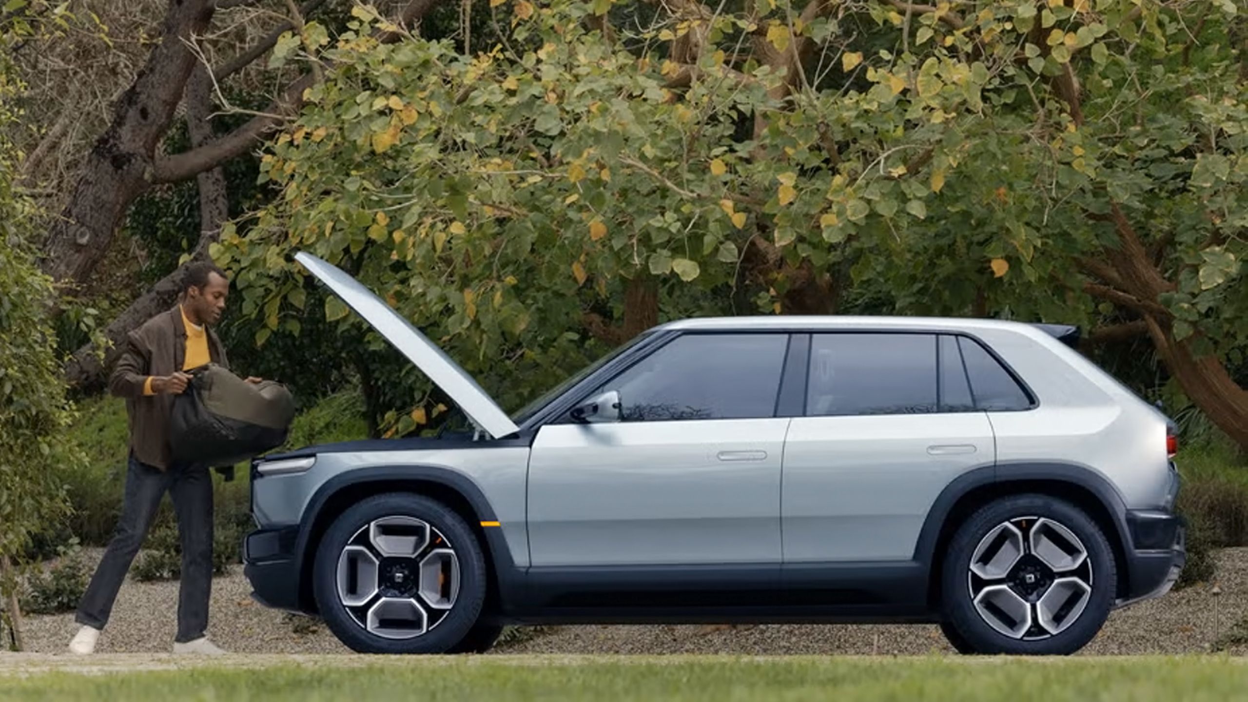 بارگذاری محموله به Rivian R3's Frunk.