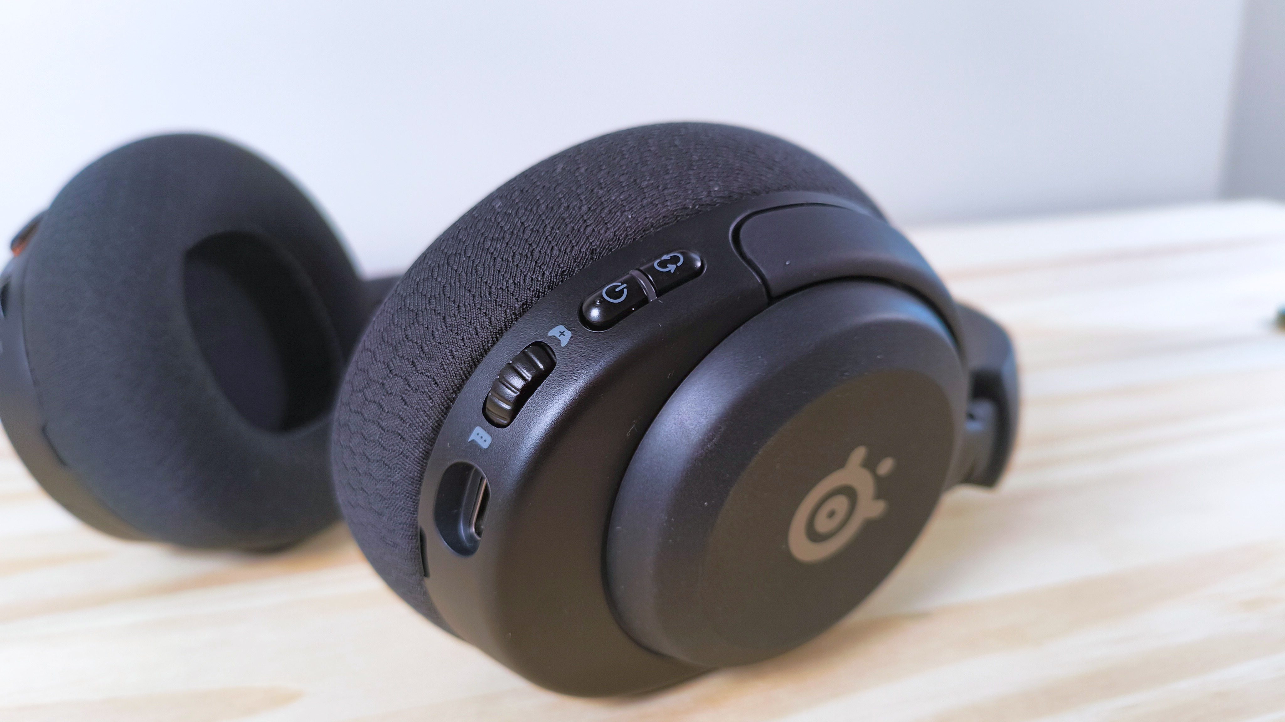 نزدیک دکمه های سمت راست فولادها Arctis Nova 5x