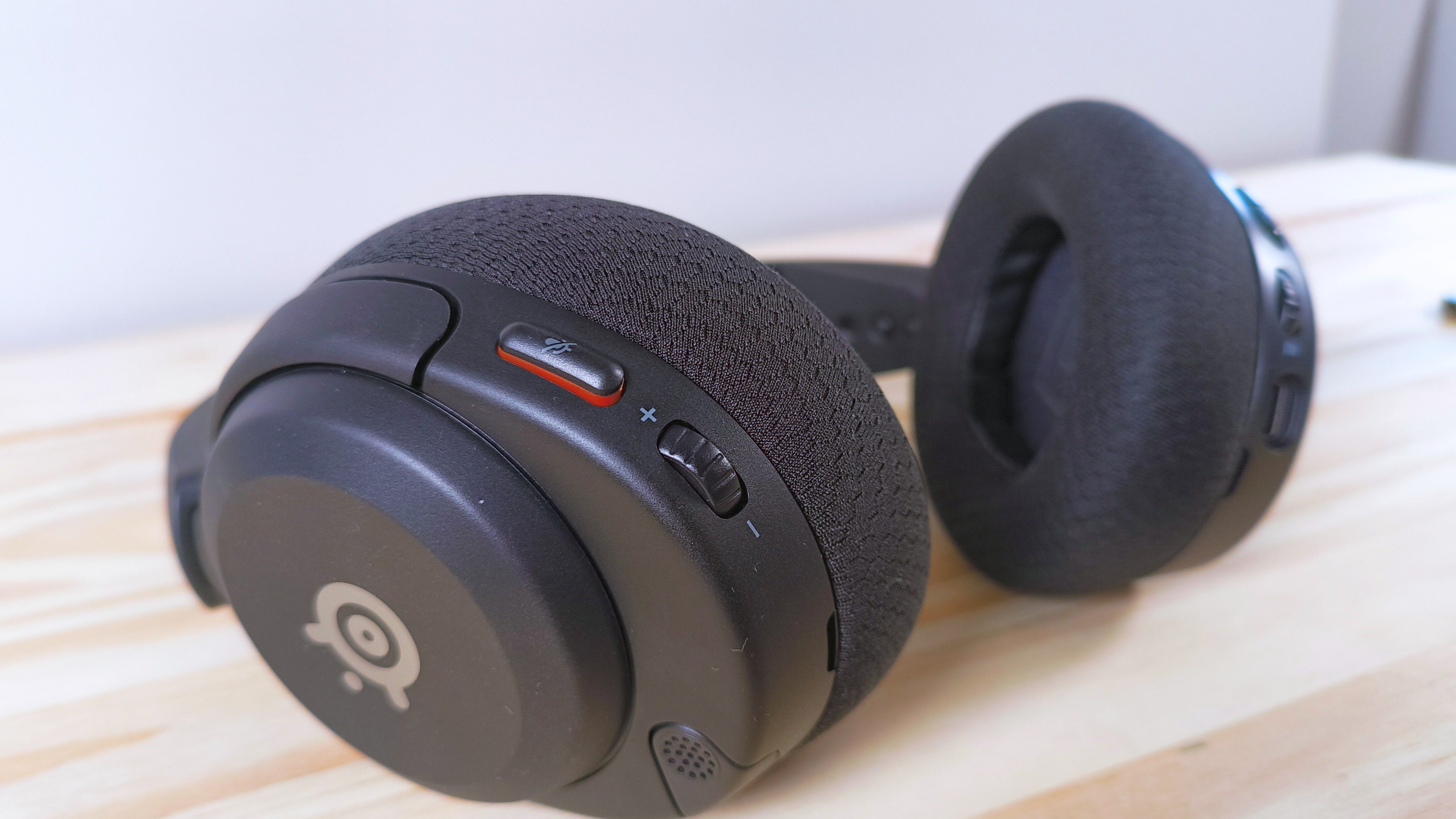 نزدیک دکمه های سمت چپ Steelseries Arctis Nova 5x