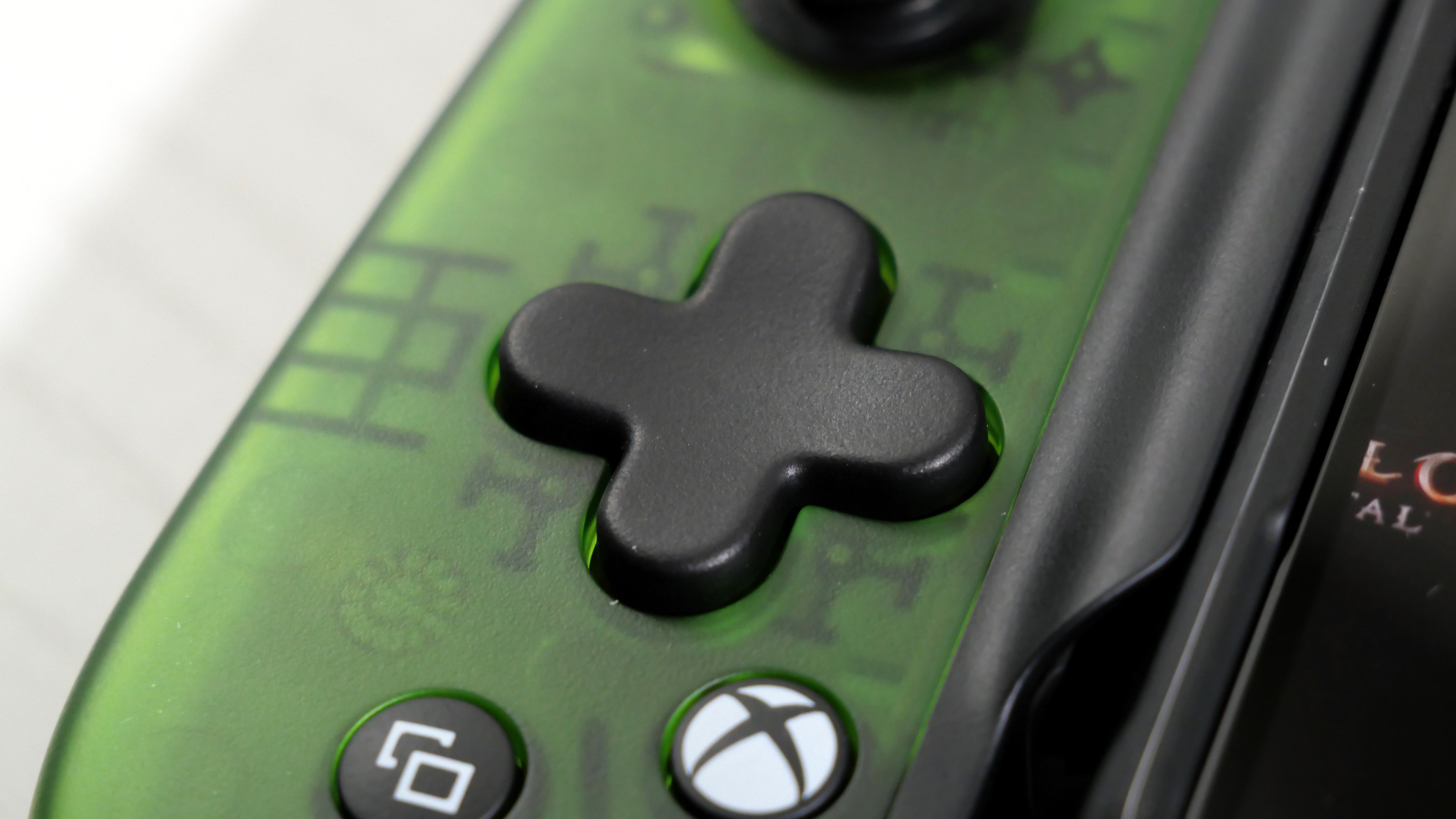 ستون فقرات یک کنترلر موبایل Xbox ، برجسته کردن D-PAD.