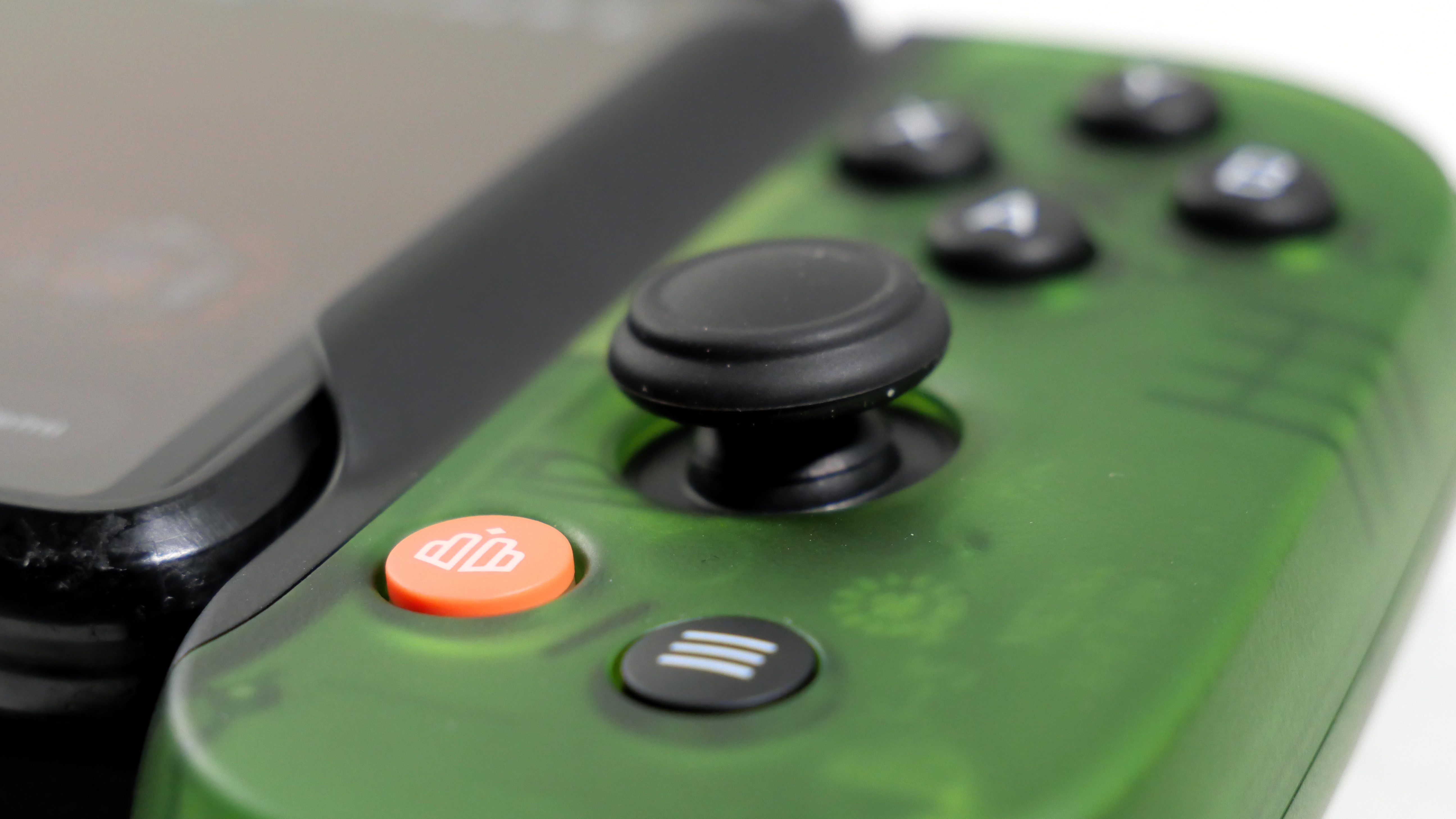 ستون فقرات یک کنترلر موبایل Xbox ، برجسته کردن چوب آنالوگ راست آن.