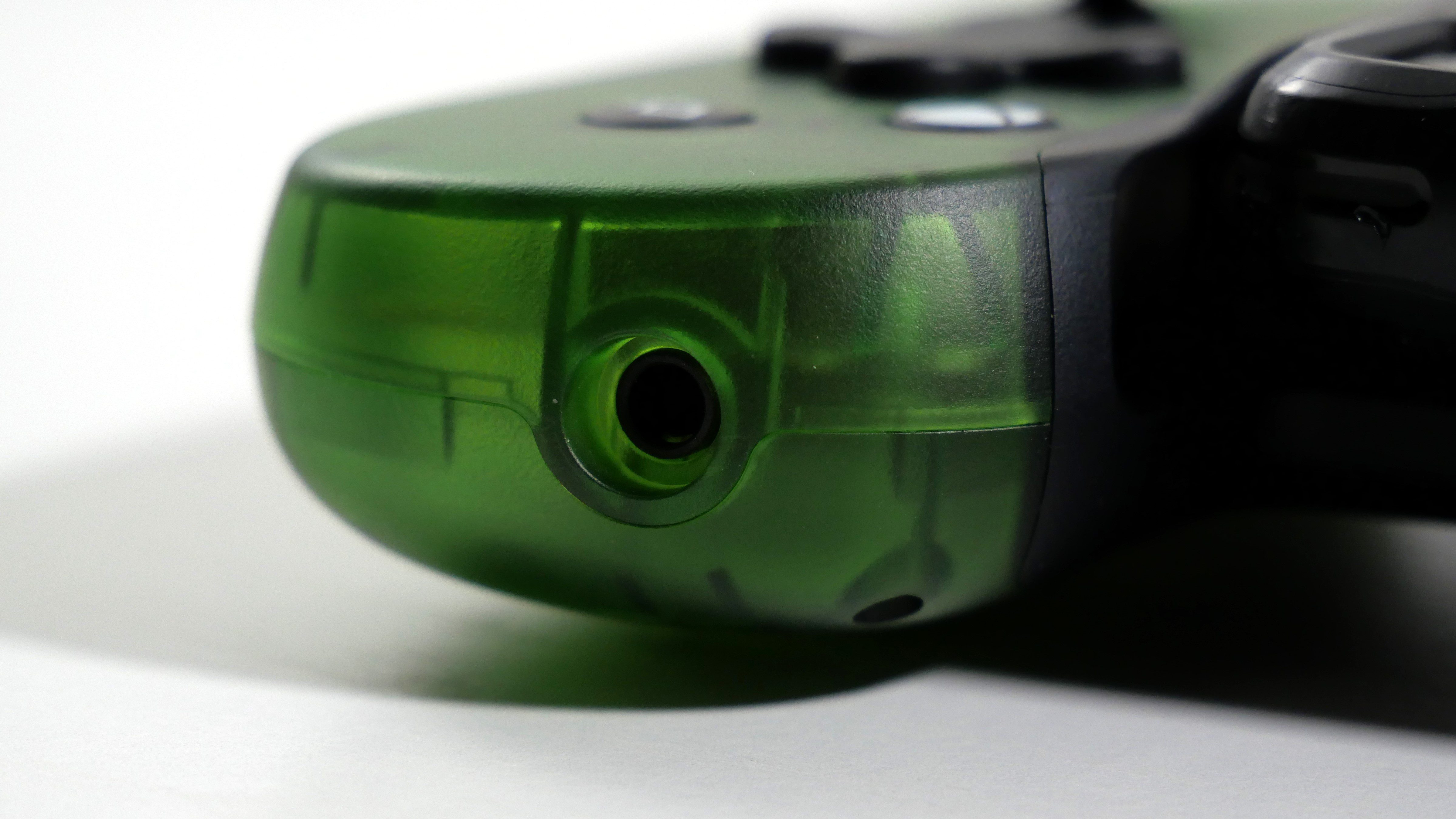 ستون فقرات یک کنترلر موبایل Xbox ، برجسته کردن جک هدفون آن.