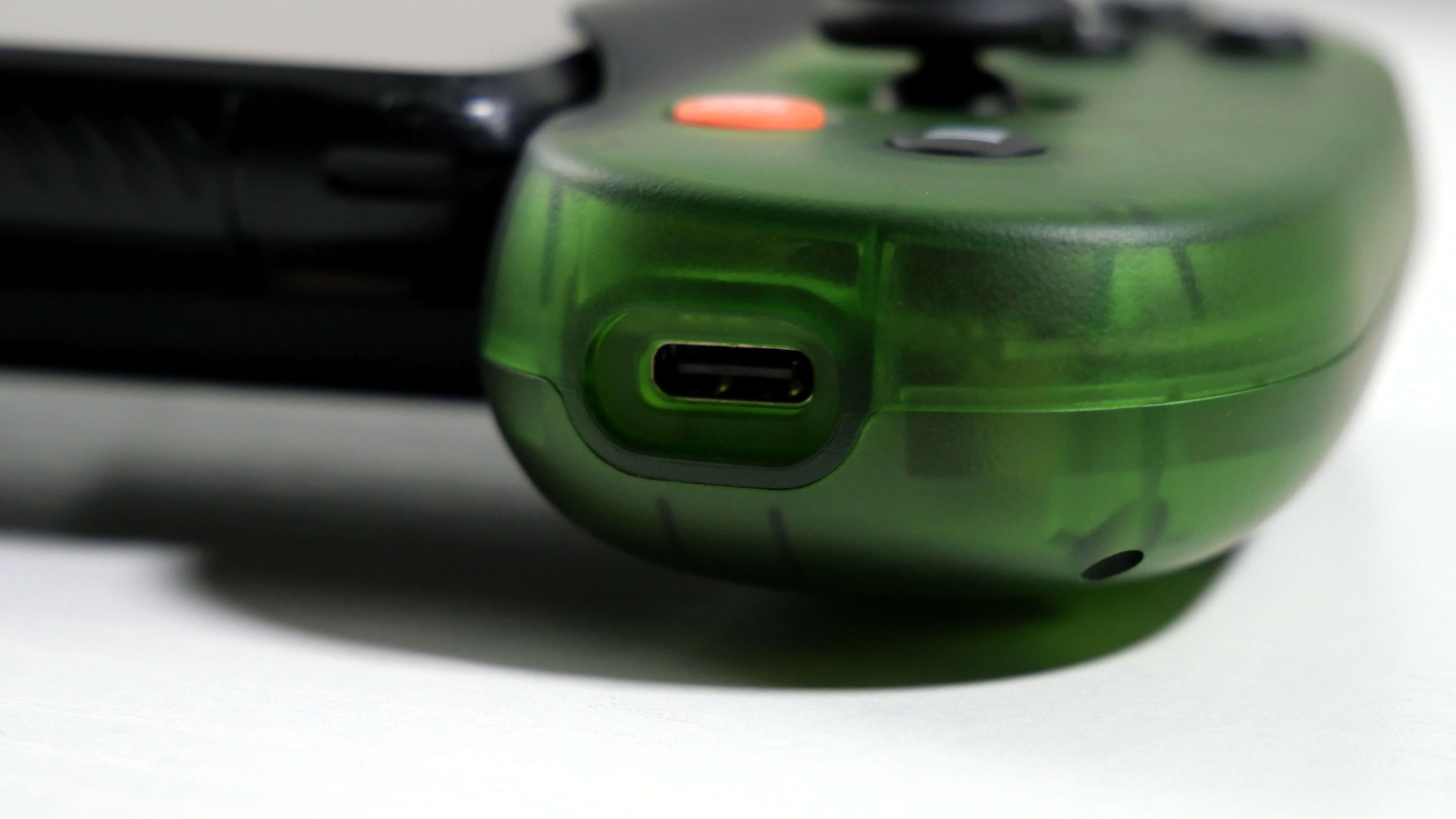 ستون فقرات یک کنترلر موبایل Xbox ، که درگاه شارژ Type-C آن را برجسته می کند.