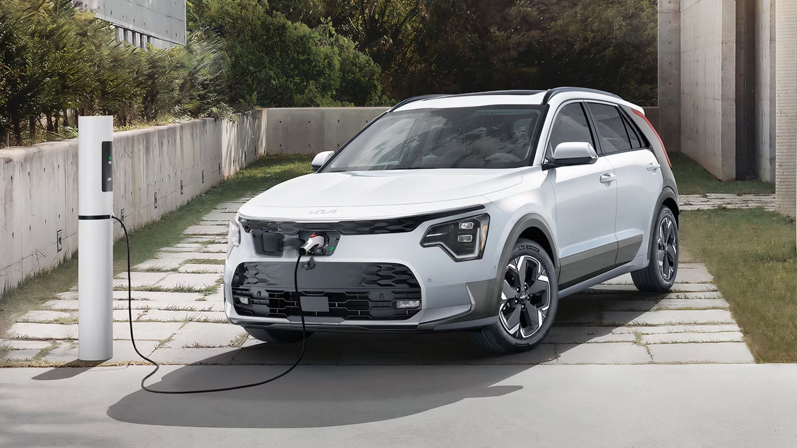 2024 Kia ​​Niro EV به یک شارژر وصل شد.