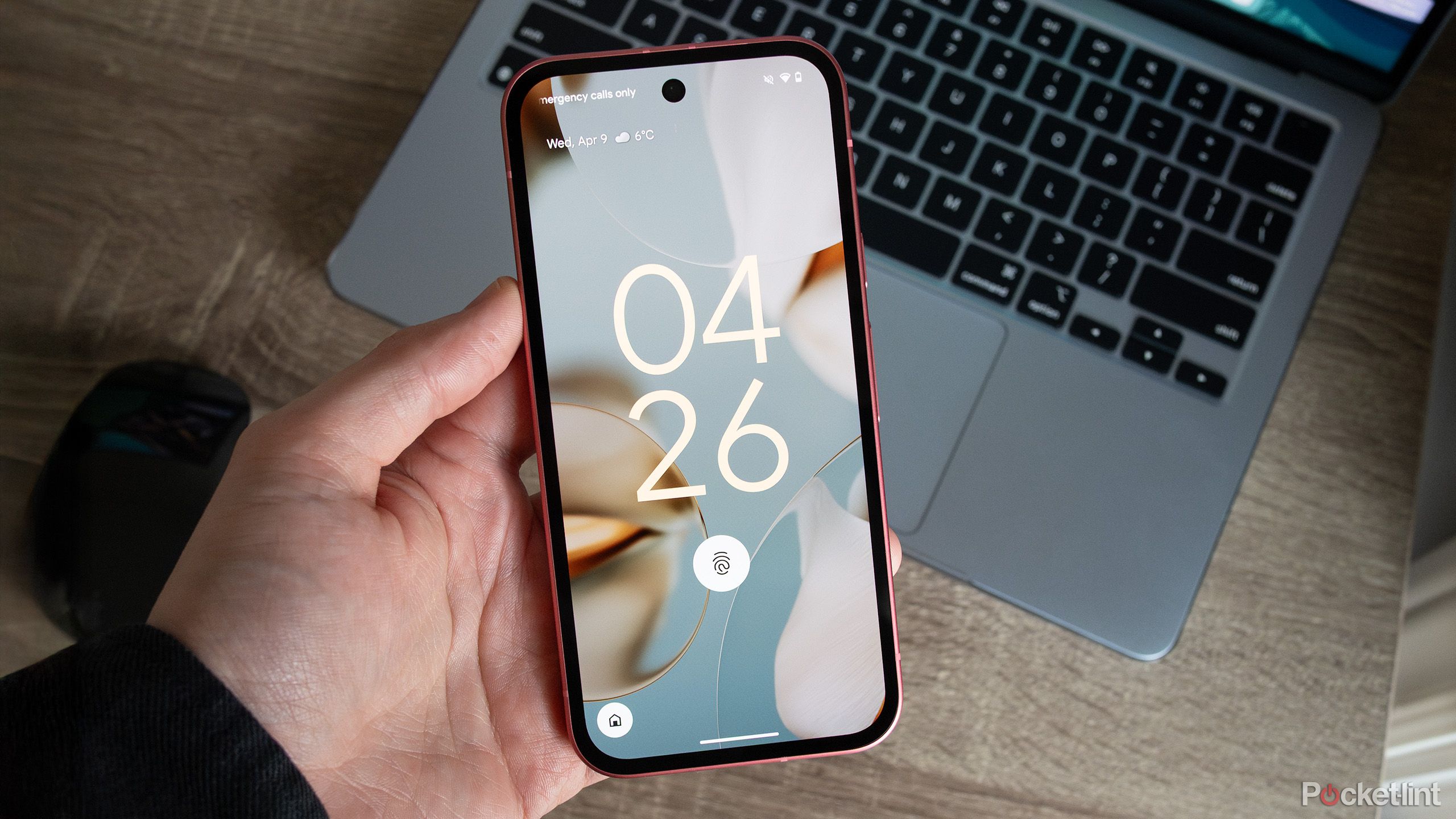 پیکسل 9a در حال نگه داشتن است. 