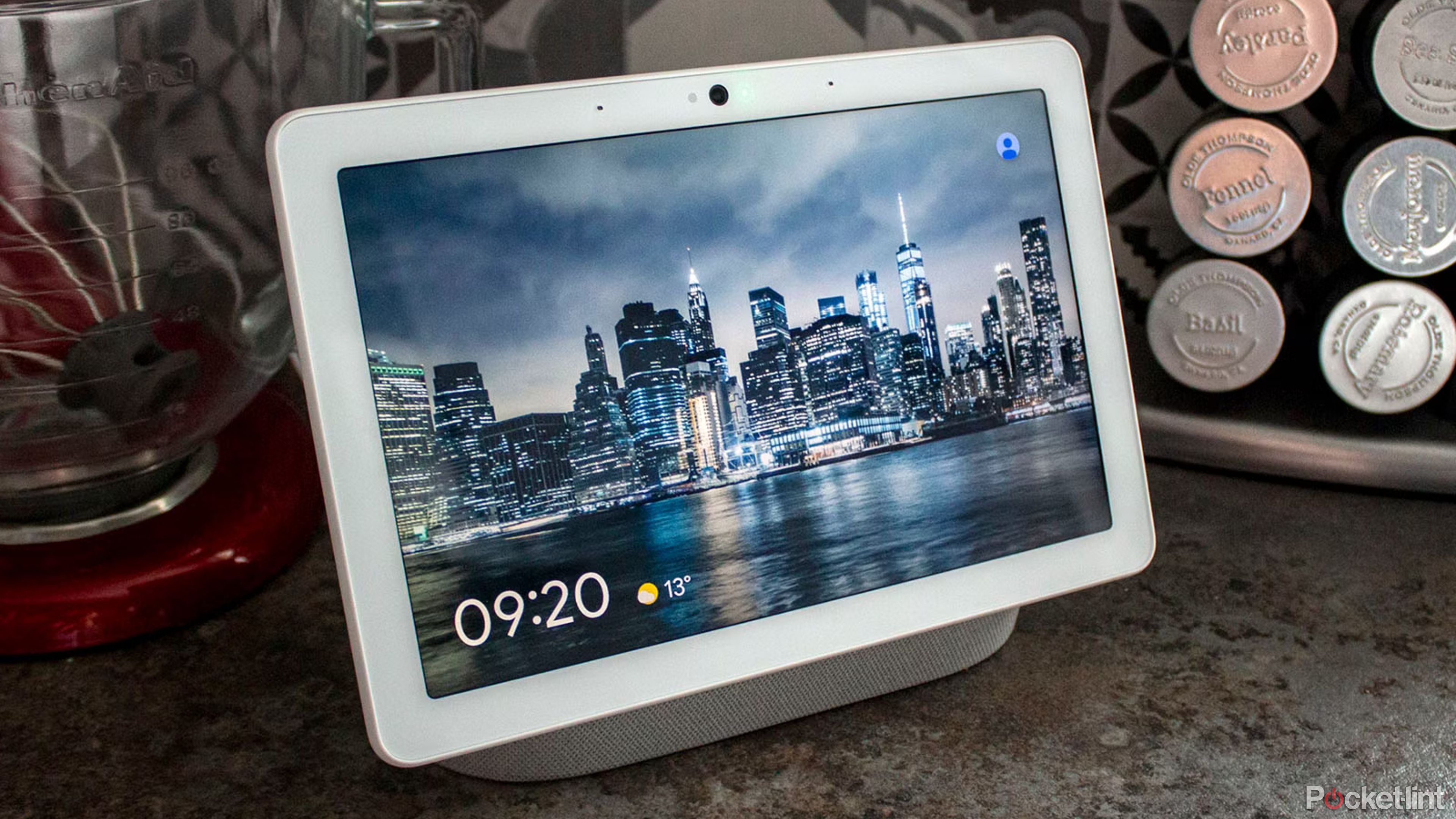 Google Nest Hub Max نمایش یک شهر در شب پوشیده از پوشش ابر. 