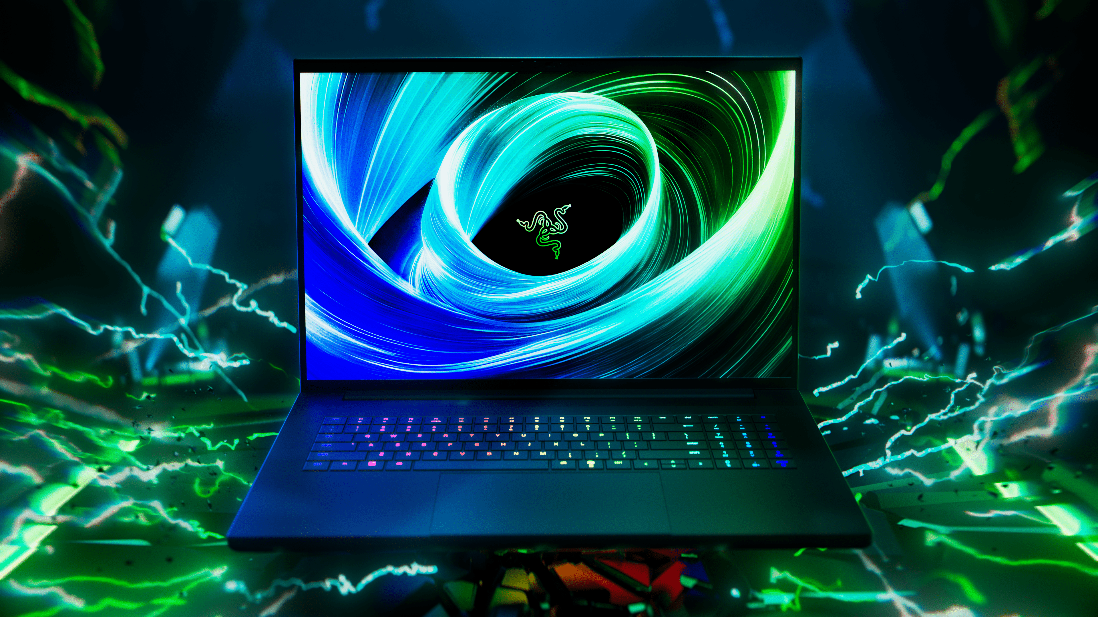 یک شلیک جلوی Razer Blade 18 (2025) لپ تاپ بازی با پس زمینه سیاه با جرقه های سبز باز است.