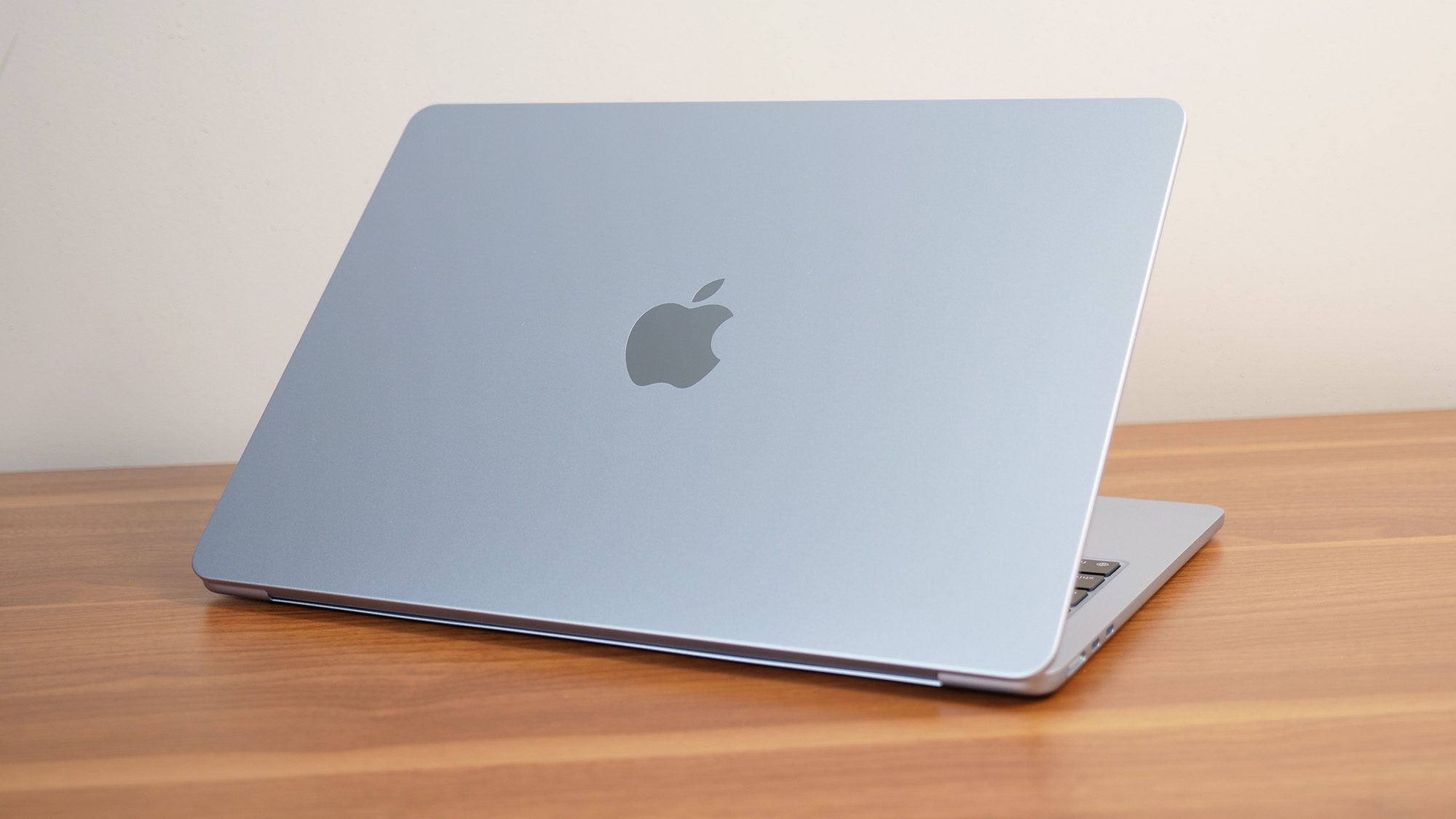 Apple MacBook Air 13 اینچی M4 از دوربین دور شده است که درب آن را با آرم اپل نشان می دهد.