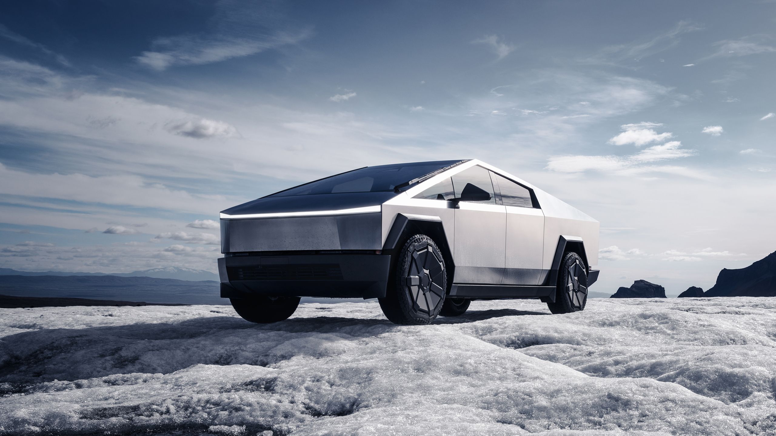 Tesla Cybertruck در آب و هوای برفی.