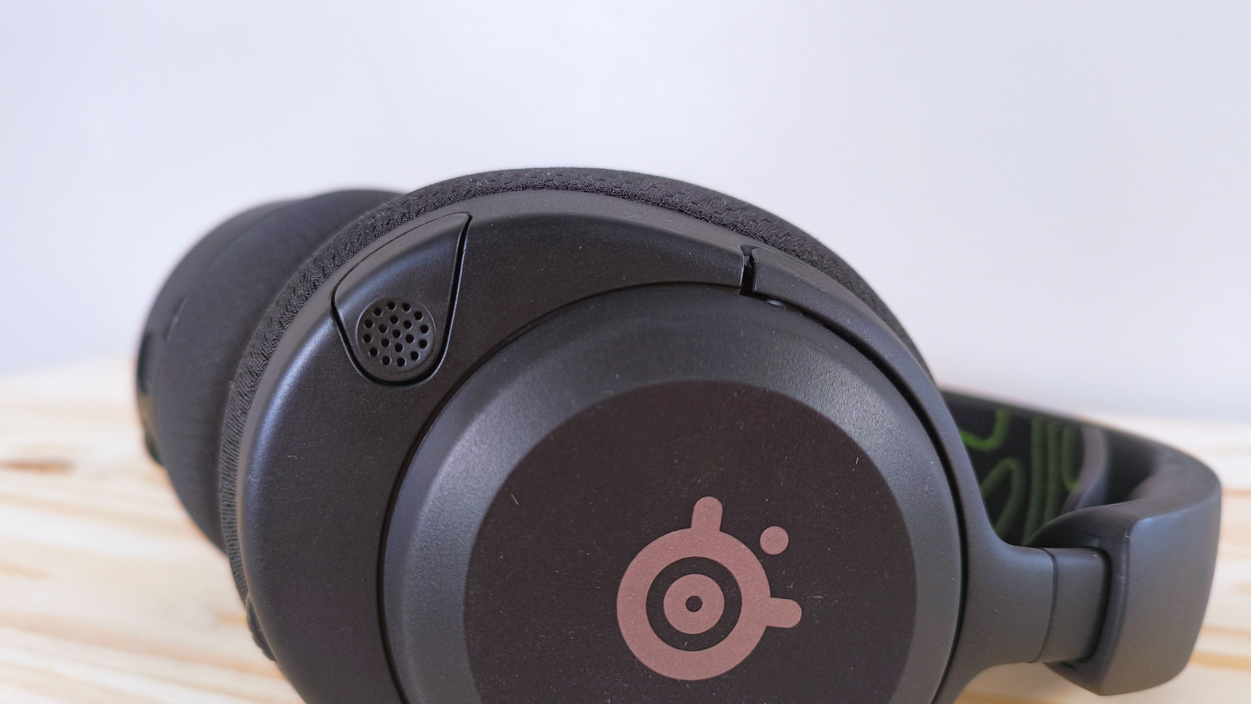 نزدیک از میکروفون داخلی جمع شده بر روی فولادهای Arctis Nova 5x