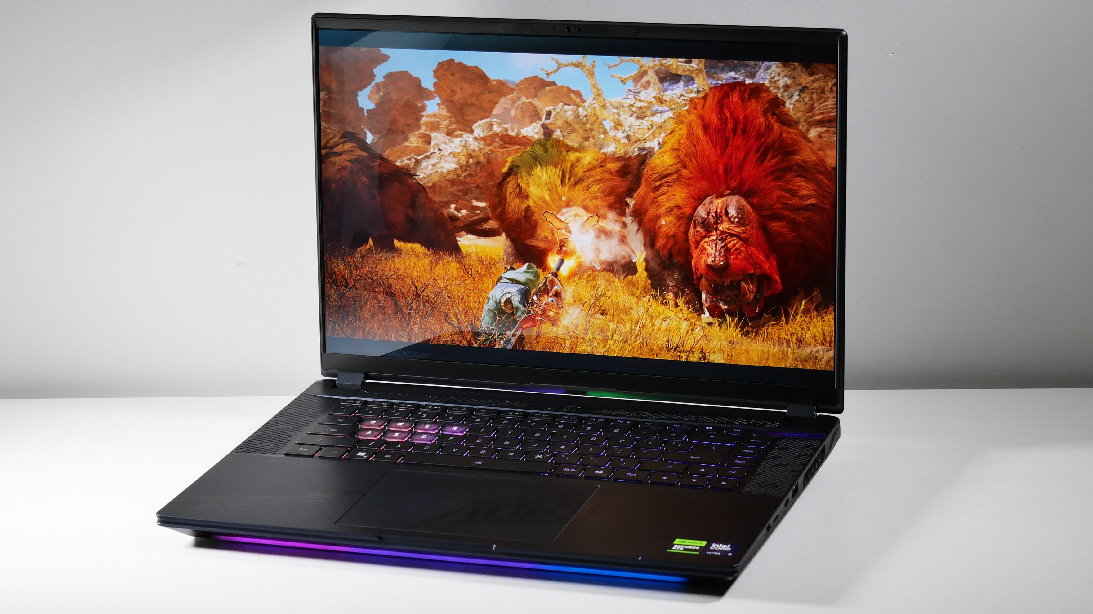 Gigabyte Aorus Master 16 (RTX 5080) با زاویه ای با Monster Hunts Wilds روی صفحه نمایش باز شد.