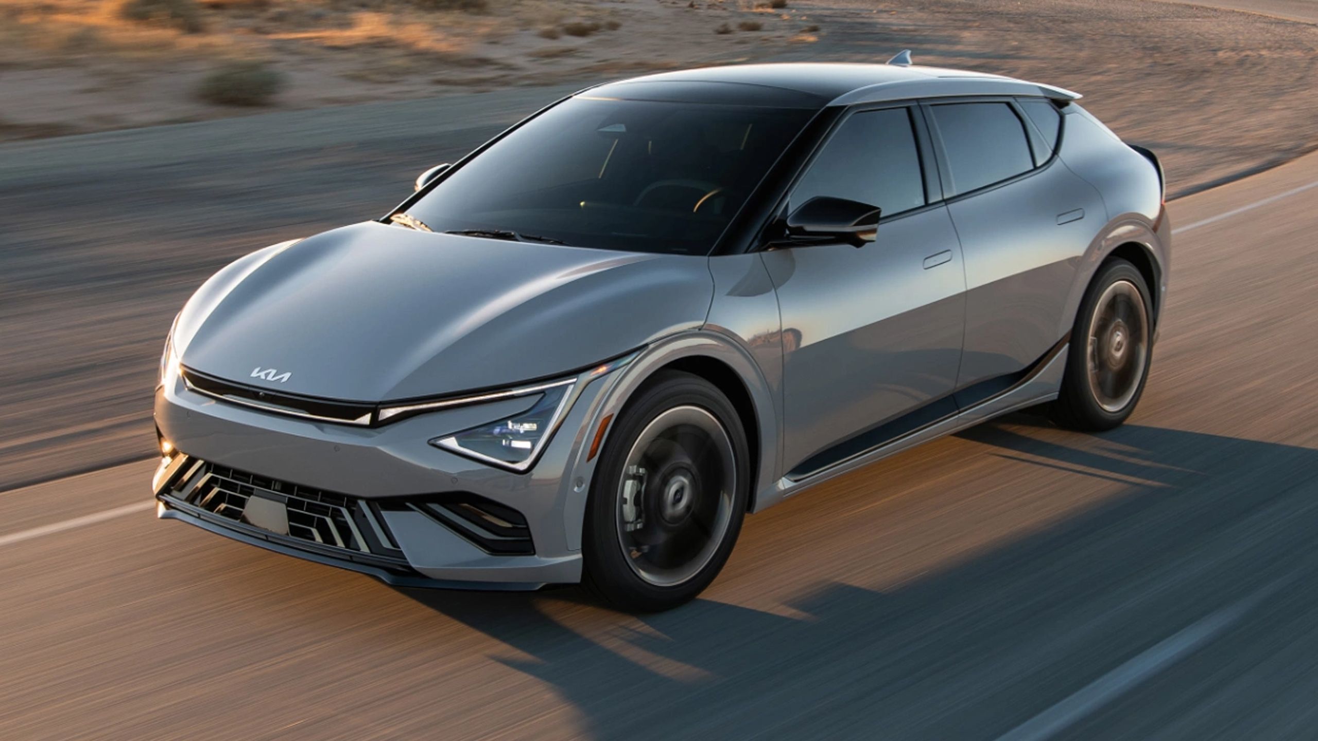 2025 Kia EV6 در جاده.