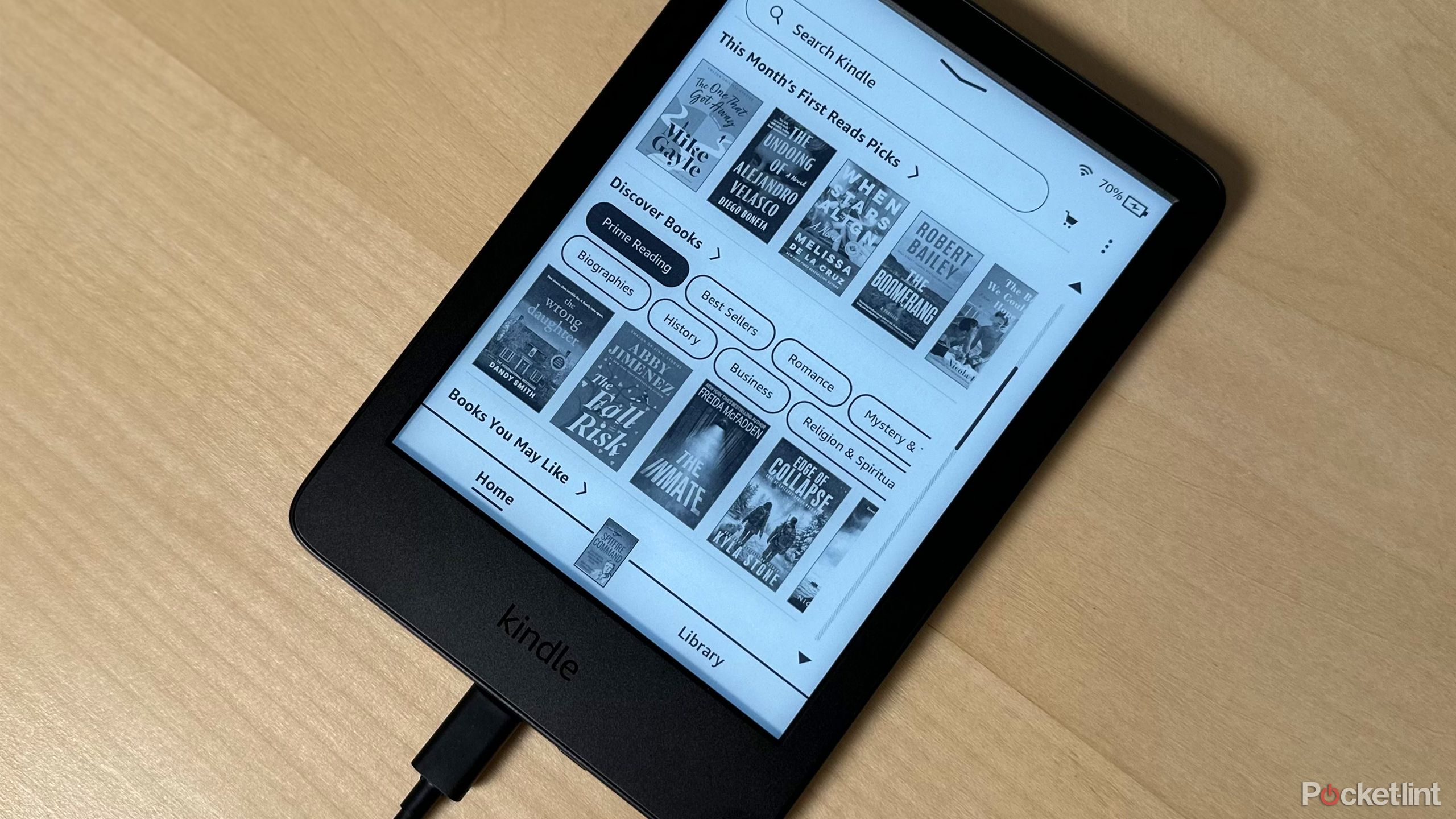 Kindle شارژ روی میز.