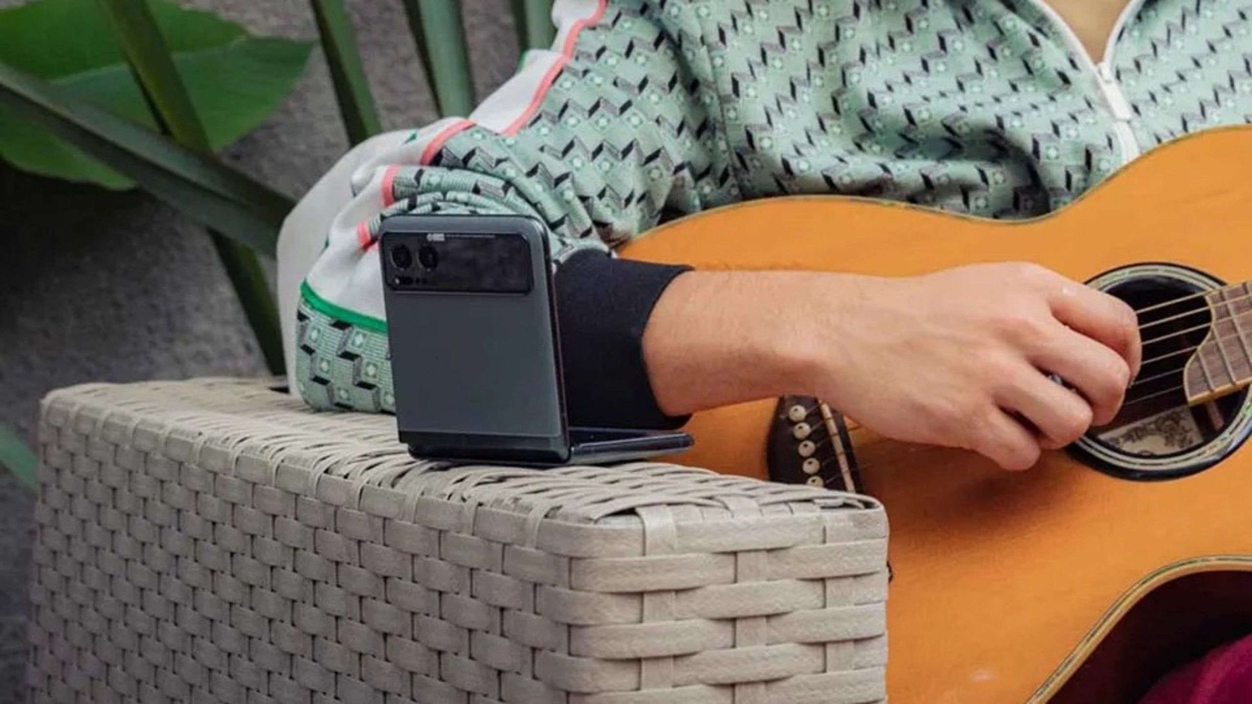 با استفاده از یک موتورولا RAZR 2023 هنگام نواختن گیتار.