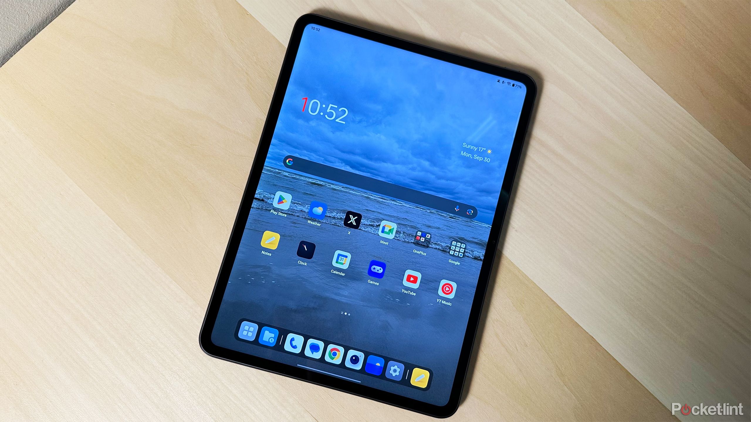 Oneplus pad 2 روی یک میز