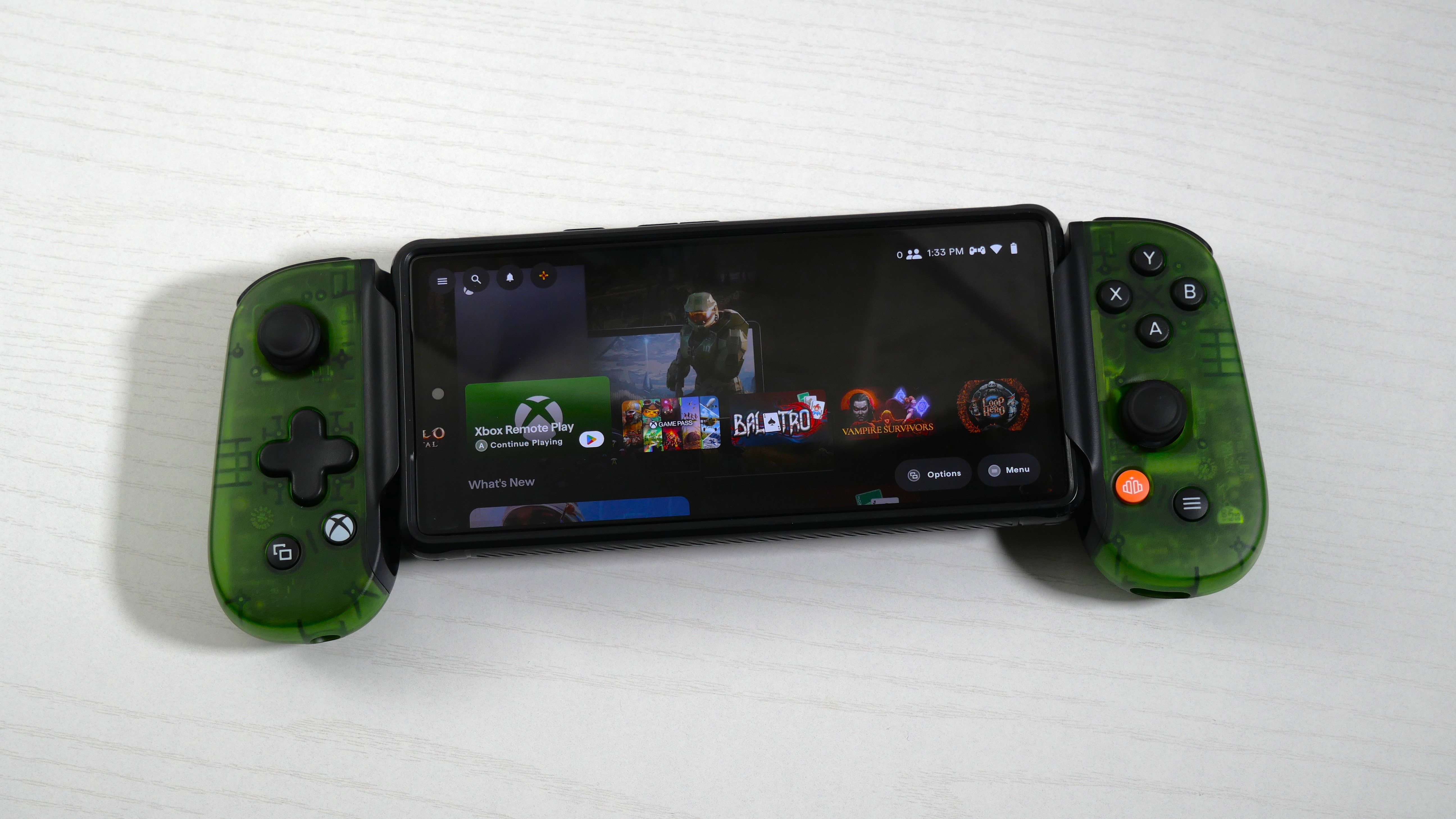 ستون فقرات یک کنترلر موبایل Xbox روی یک میز سفید صاف است.