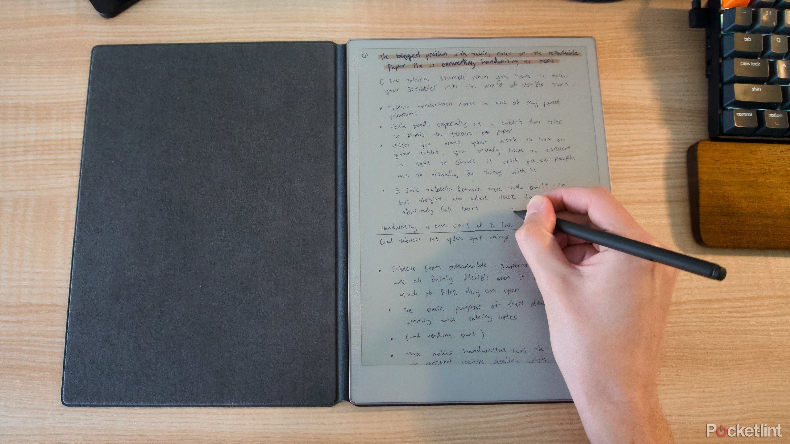 نوشتن روی یک کاغذ قابل توجه روی یک میز.