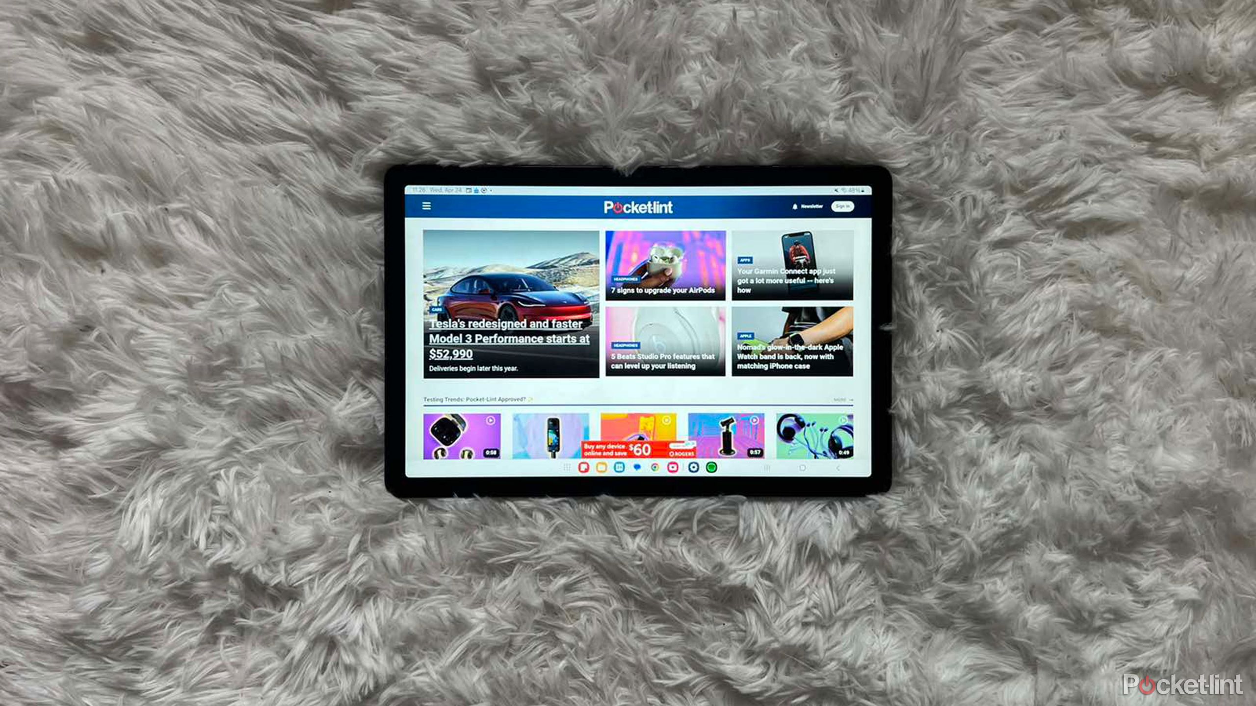 قرص سامسونگ گلکسی A9+ روی فرش خزدار. 