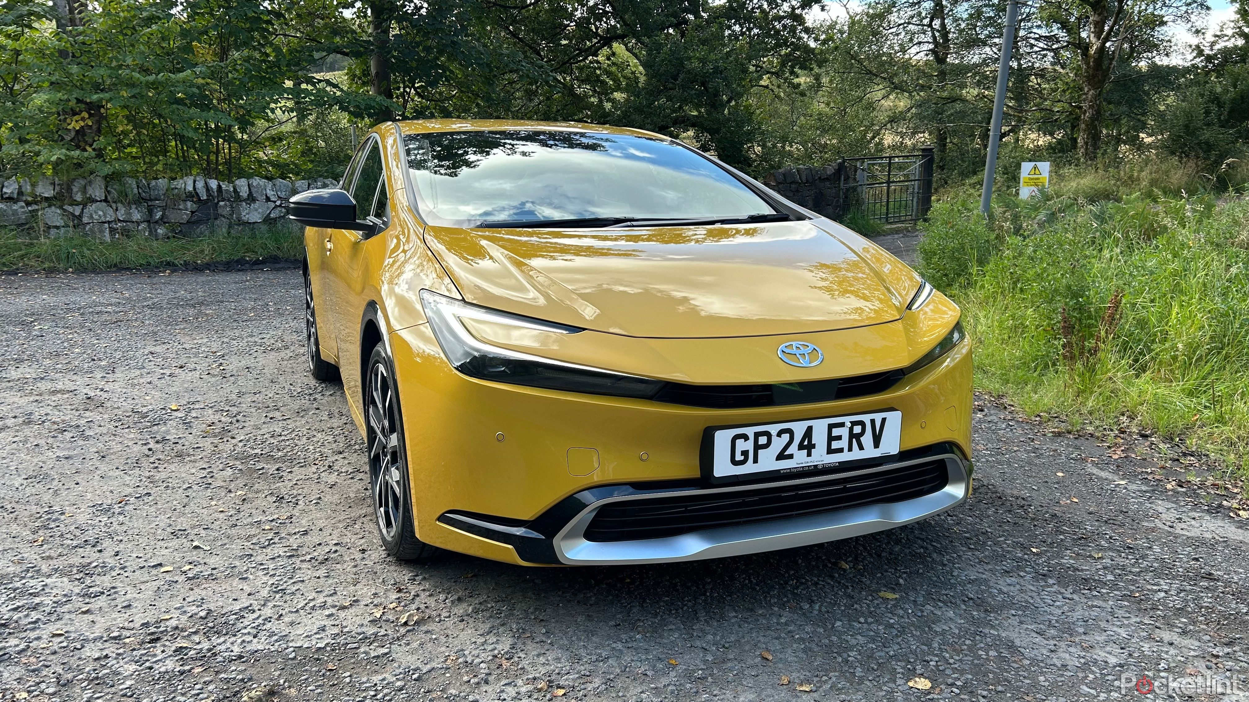 تویوتا پریوس به رنگ زرد.