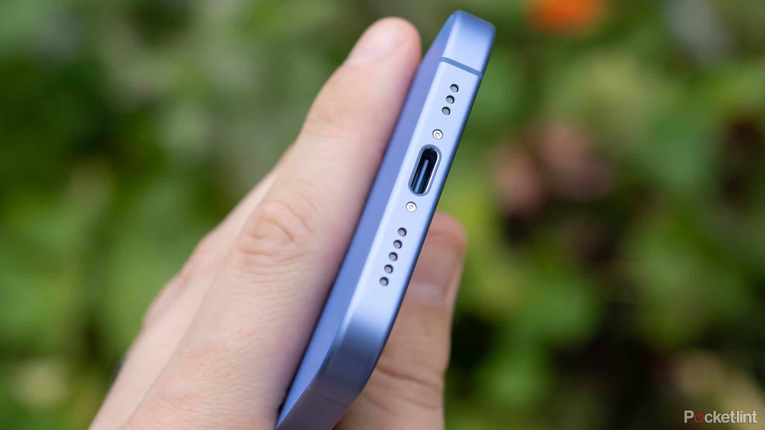 درگاه USB-C آیفون 16. 