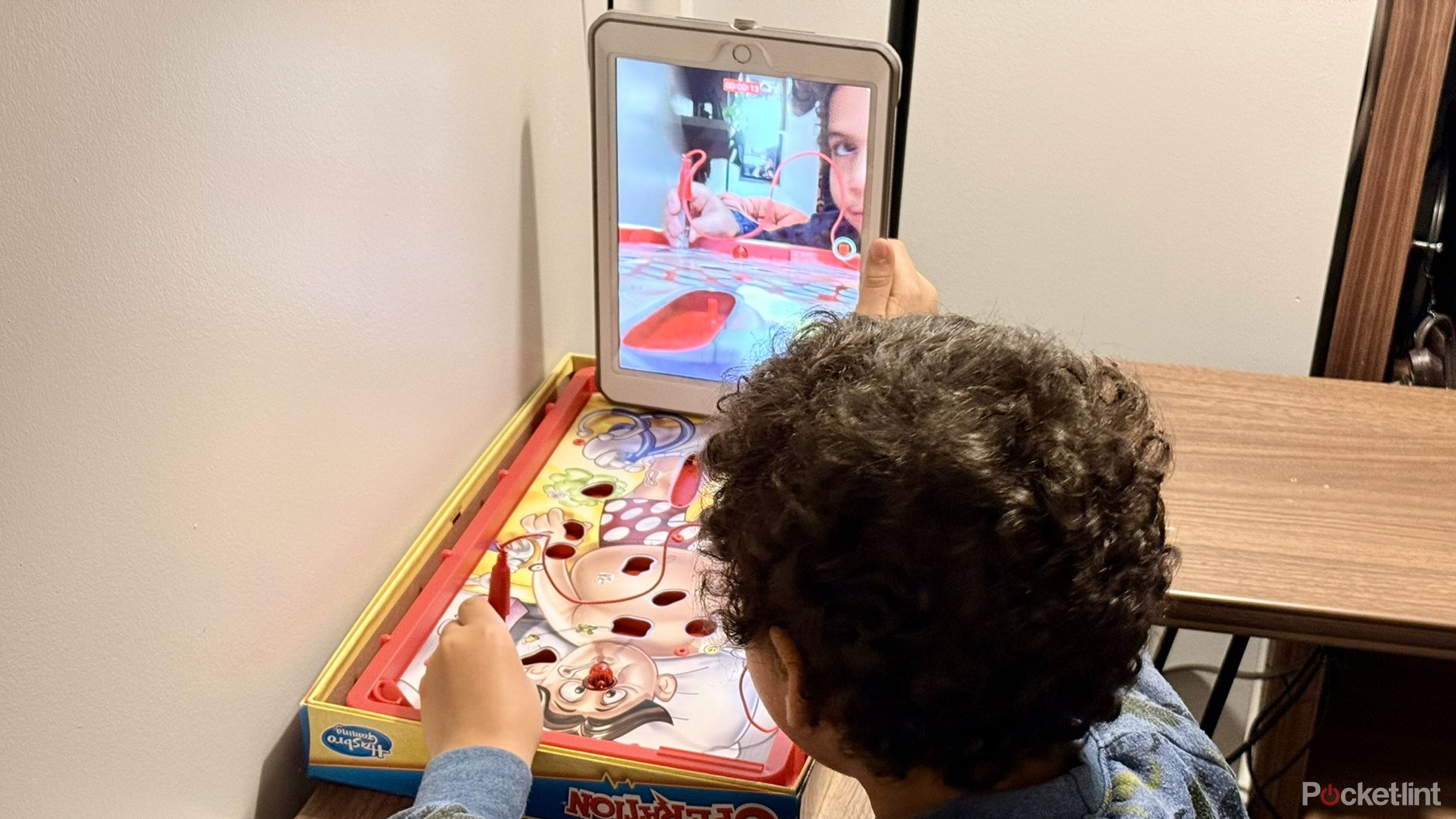 کودکی که با iPad خود ویدئویی می کند.