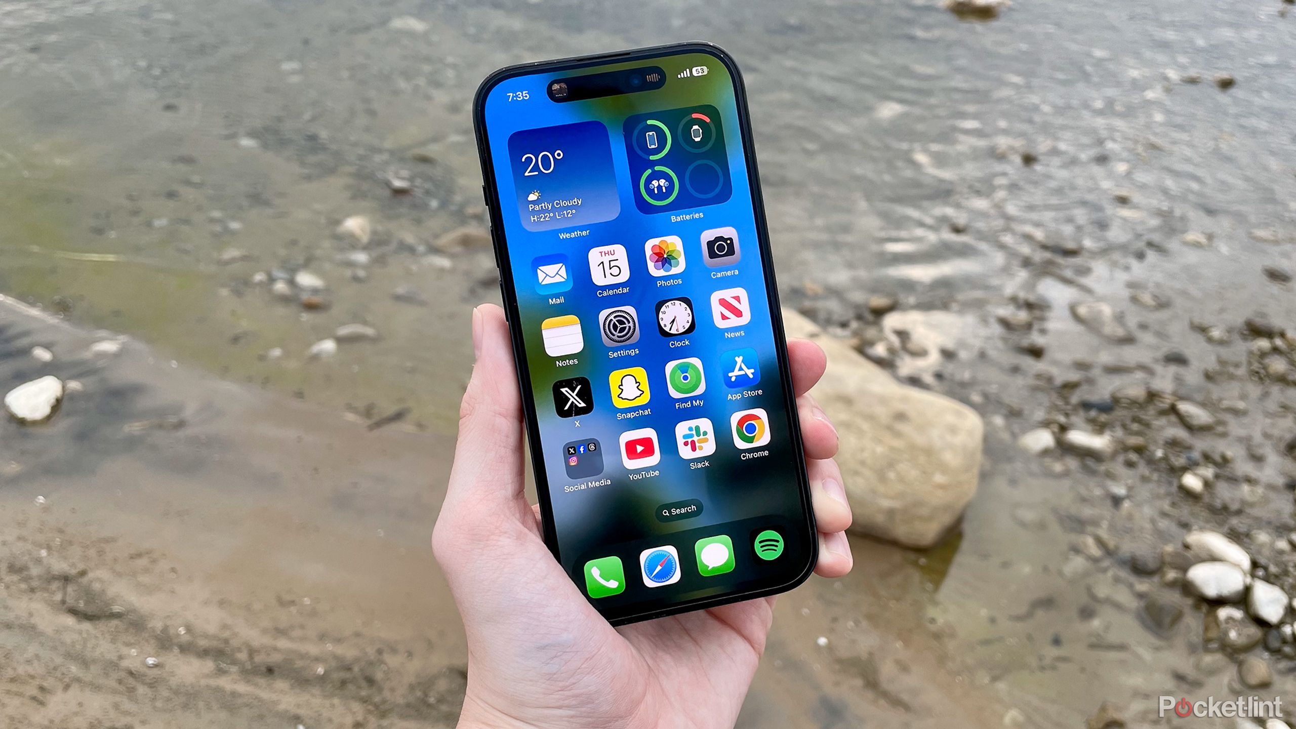 iPhone 14 Pro در نزدیکی صخره ها و آب.