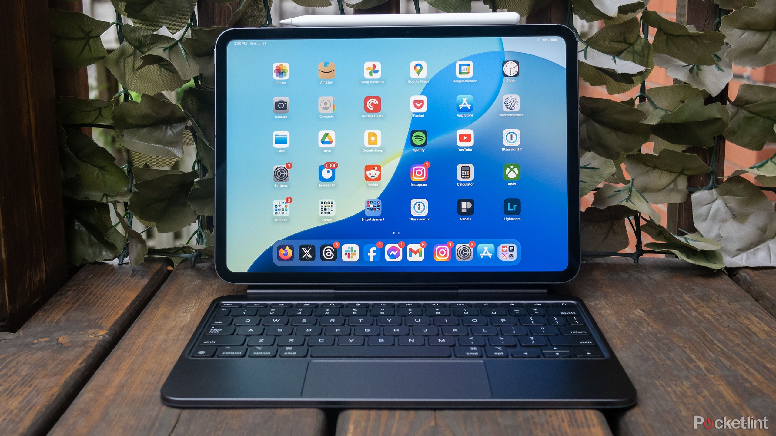اپل M4 iPad Pro روی یک عرشه نشسته است.
