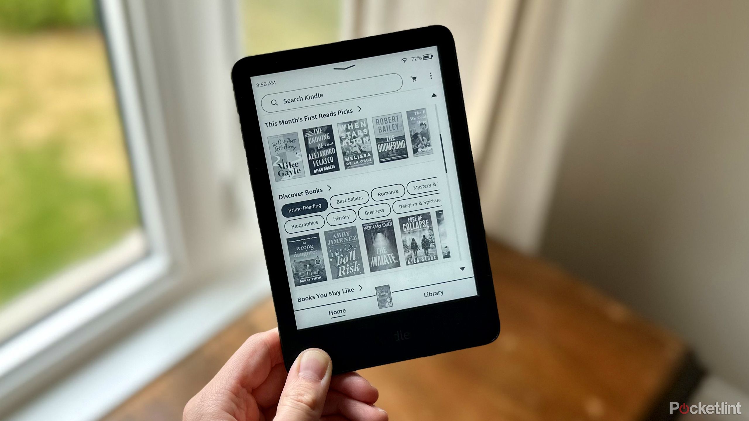 Kindle Base در مقابل پنجره.