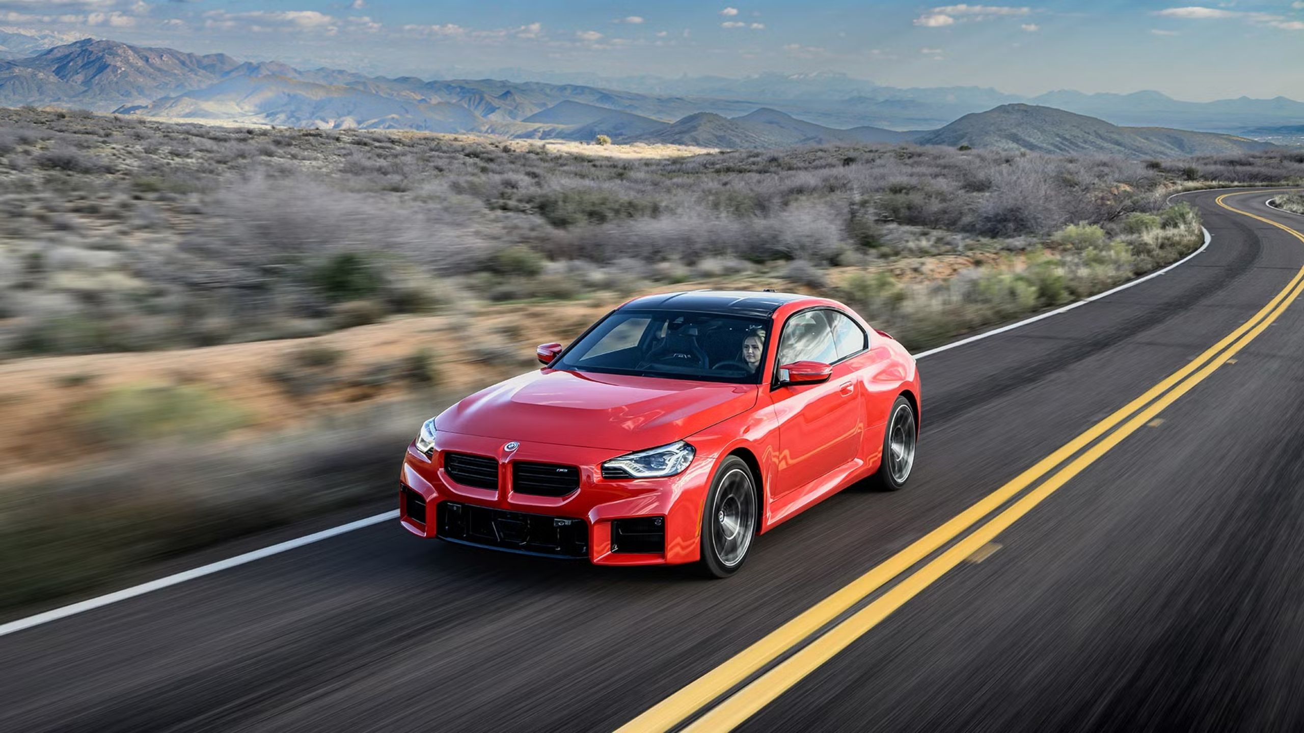نمای چهارم جلو از رانندگی 2025 BMW M2 در جاده
