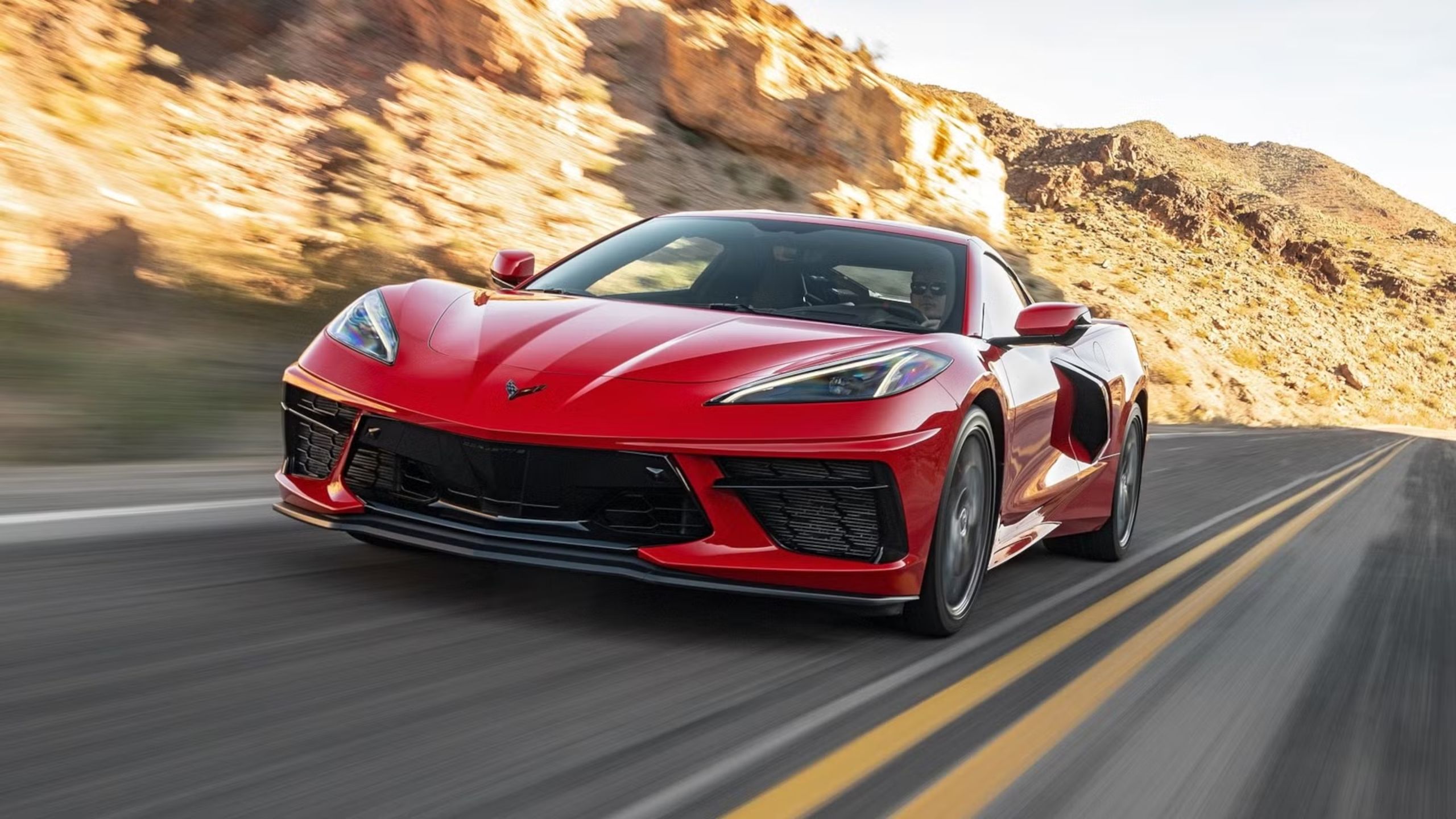 نمای جلویی از رانندگی Corvette C8 Stingray در جاده
