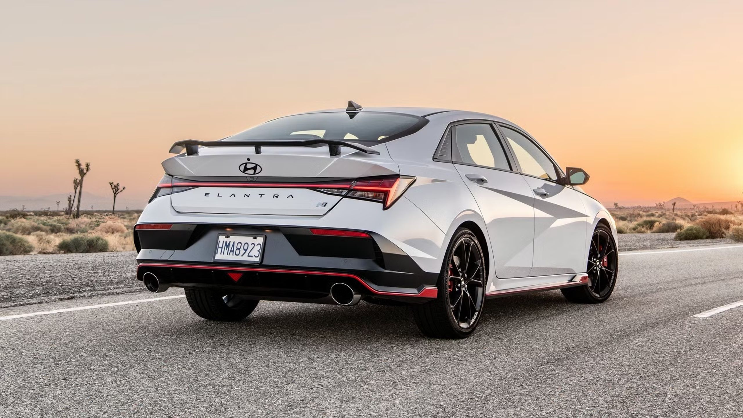 نمای عقب از Hyundai Elantra N 2025 در جاده پارک شده است 