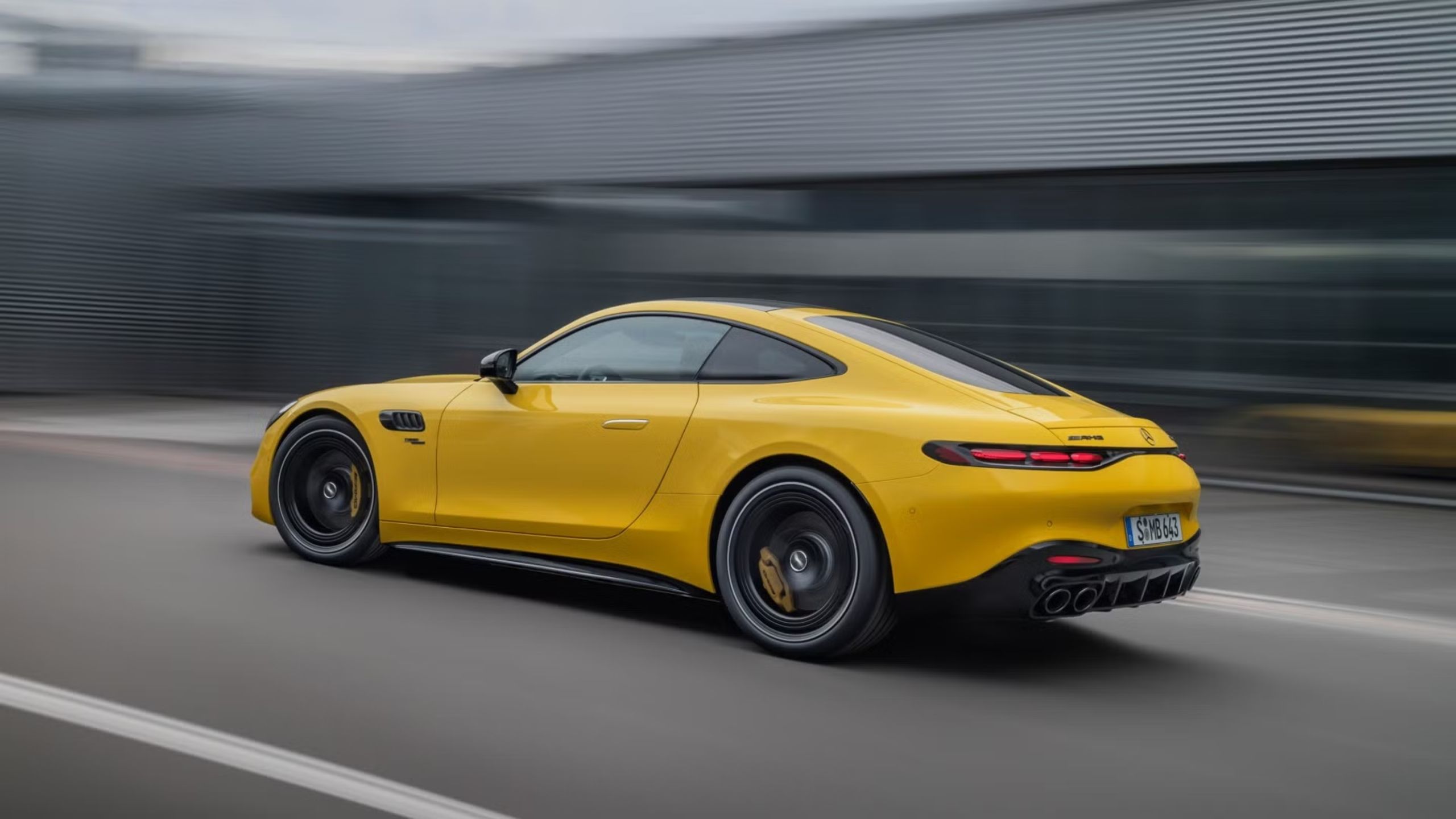 نمای جانبی از رانندگی 2025 مرسدس-AMG GT 55 کوپه
