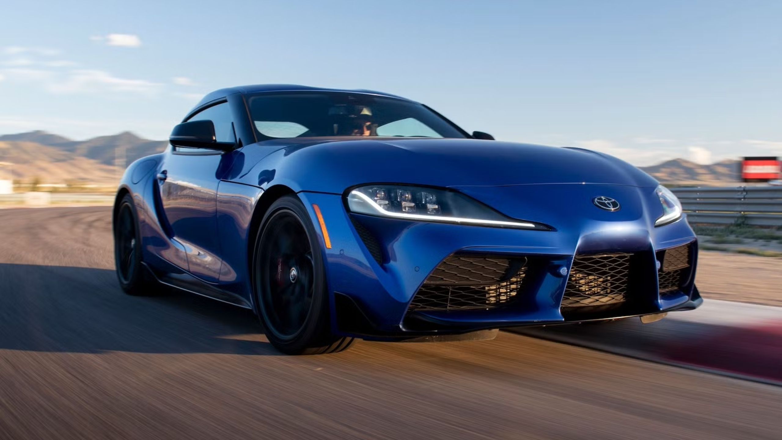 نمای سه ماهه جلو از حق بیمه Toyota Gr Supra 2025