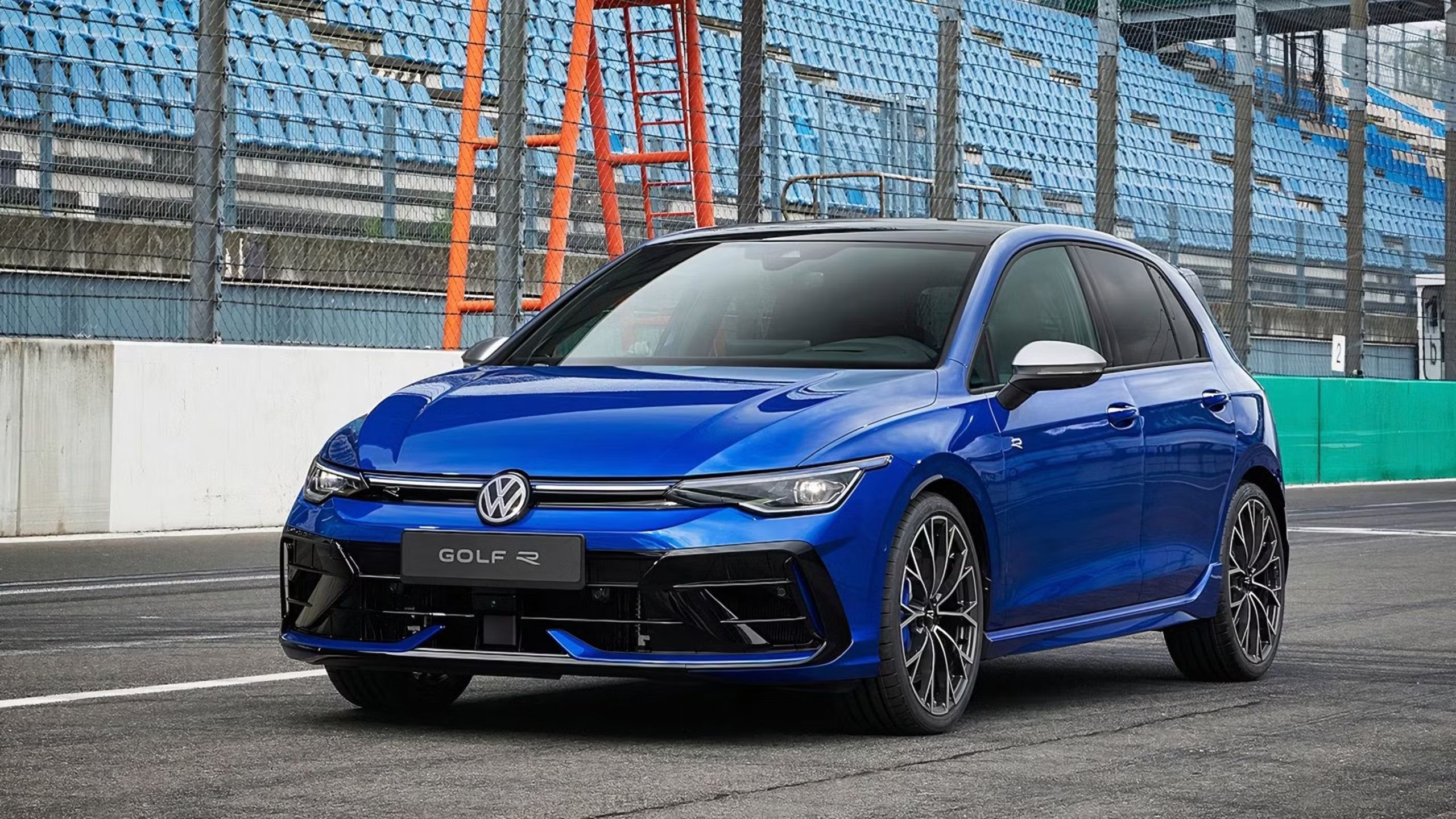 نمای چهارم جلو از 2025 Volkswagen Golf R ، پارک شده