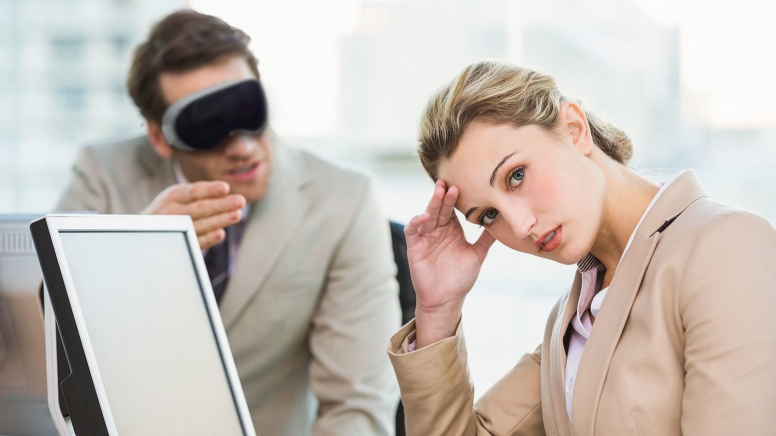 Apple Vision Pro Wearer همکار در محل کار را اذیت می کند