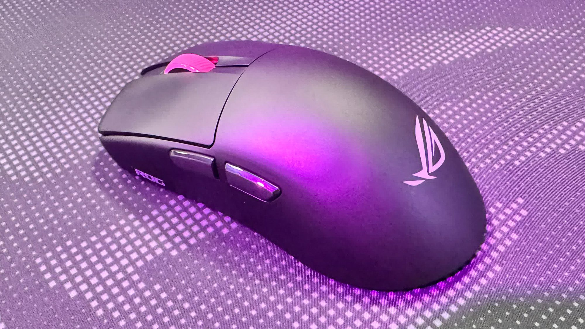 موش بازی ASUS ROG HARPE II ACE MOUSE در یک موزپاد در Computex 2025.