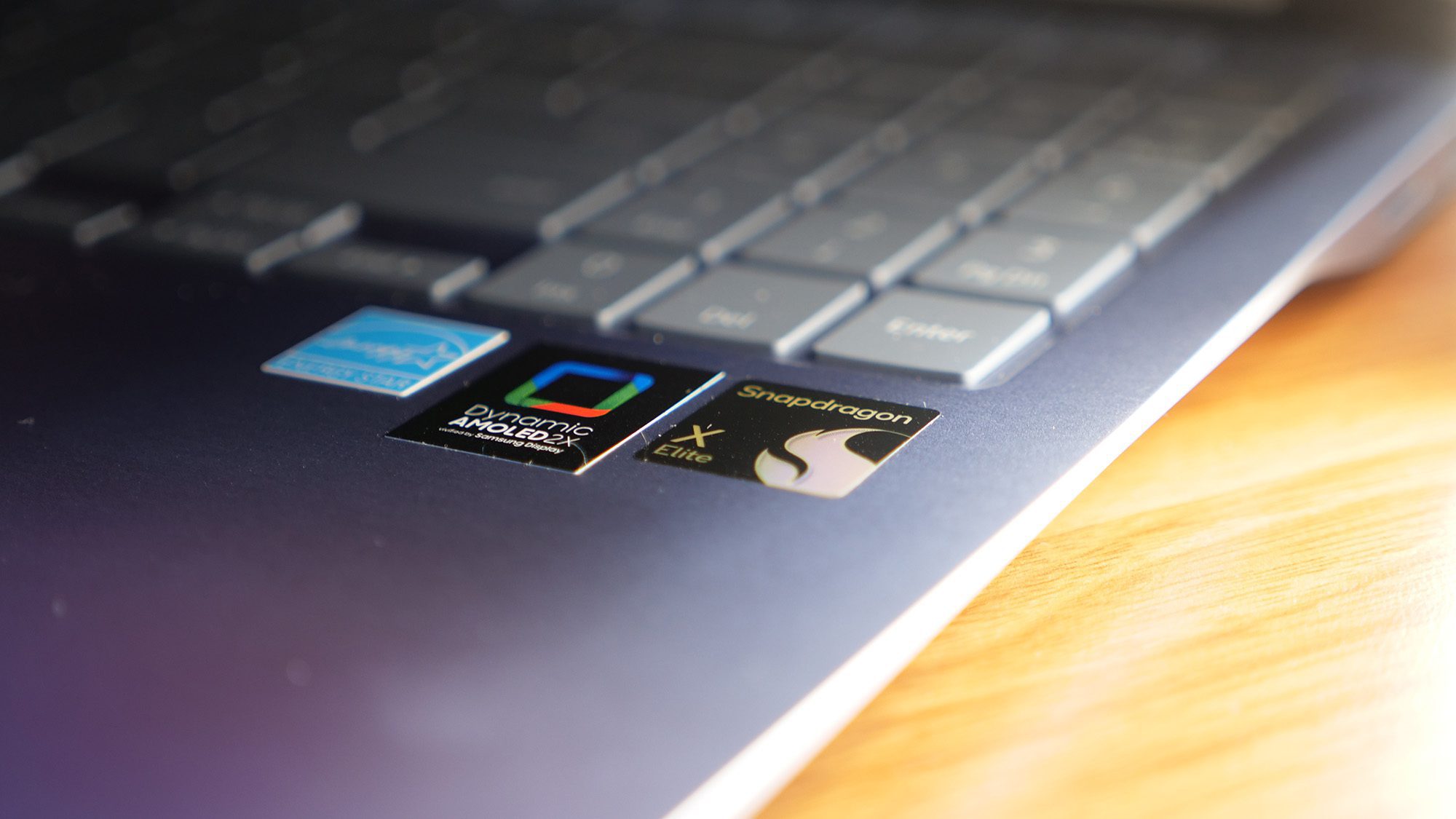 نزدیک از برچسب Qualcomm Snapdragon X Elite در Samsung Galaxy Book 4 Edge.