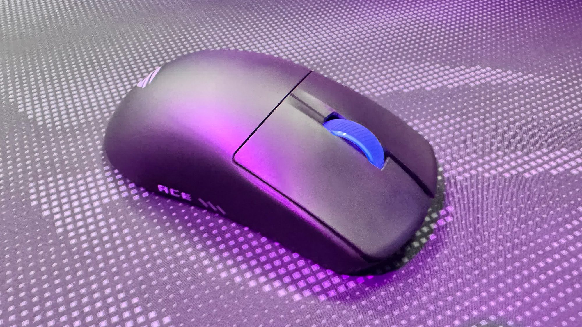 موش بازی ASUS ROG HARPE II ACE MOUSE در یک موزپاد در Computex 2025.